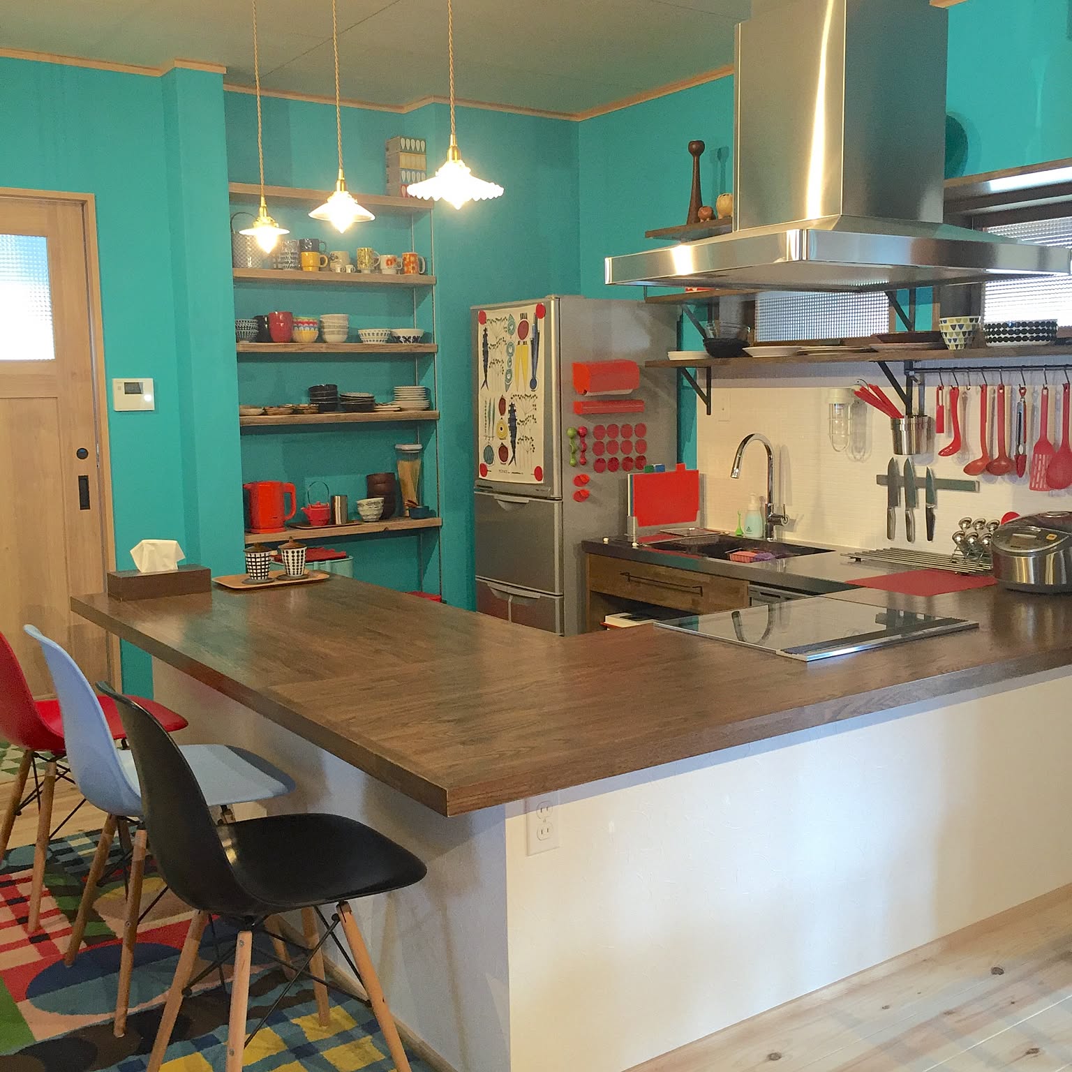 明るくハッピーな空間に 原色を取り入れた鮮やかキッチン Roomclip Mag 暮らしとインテリアのwebマガジン