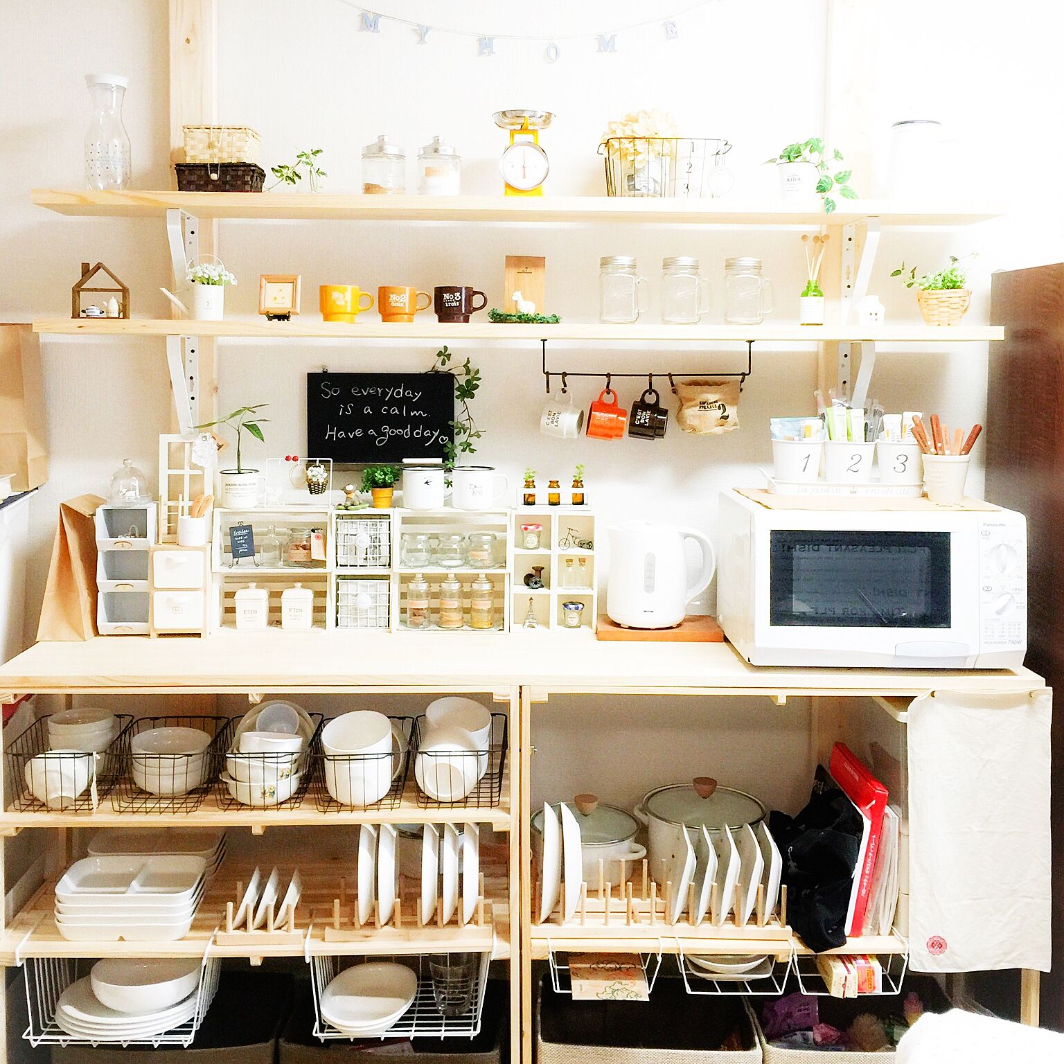 スッキリ使いやすい☆スペースを生かしてつくるディアウォール食器棚　by mioさん