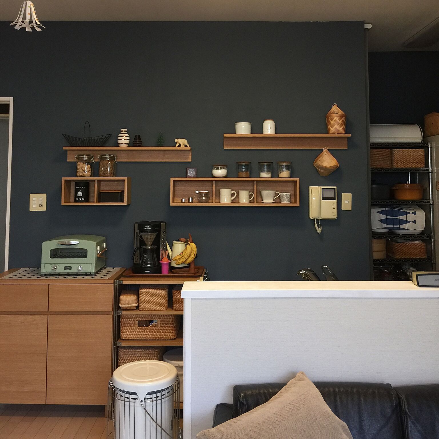 キッチンを手軽にイメージチェンジ 壁に付けられる家具 Roomclip Mag 暮らしとインテリアのwebマガジン