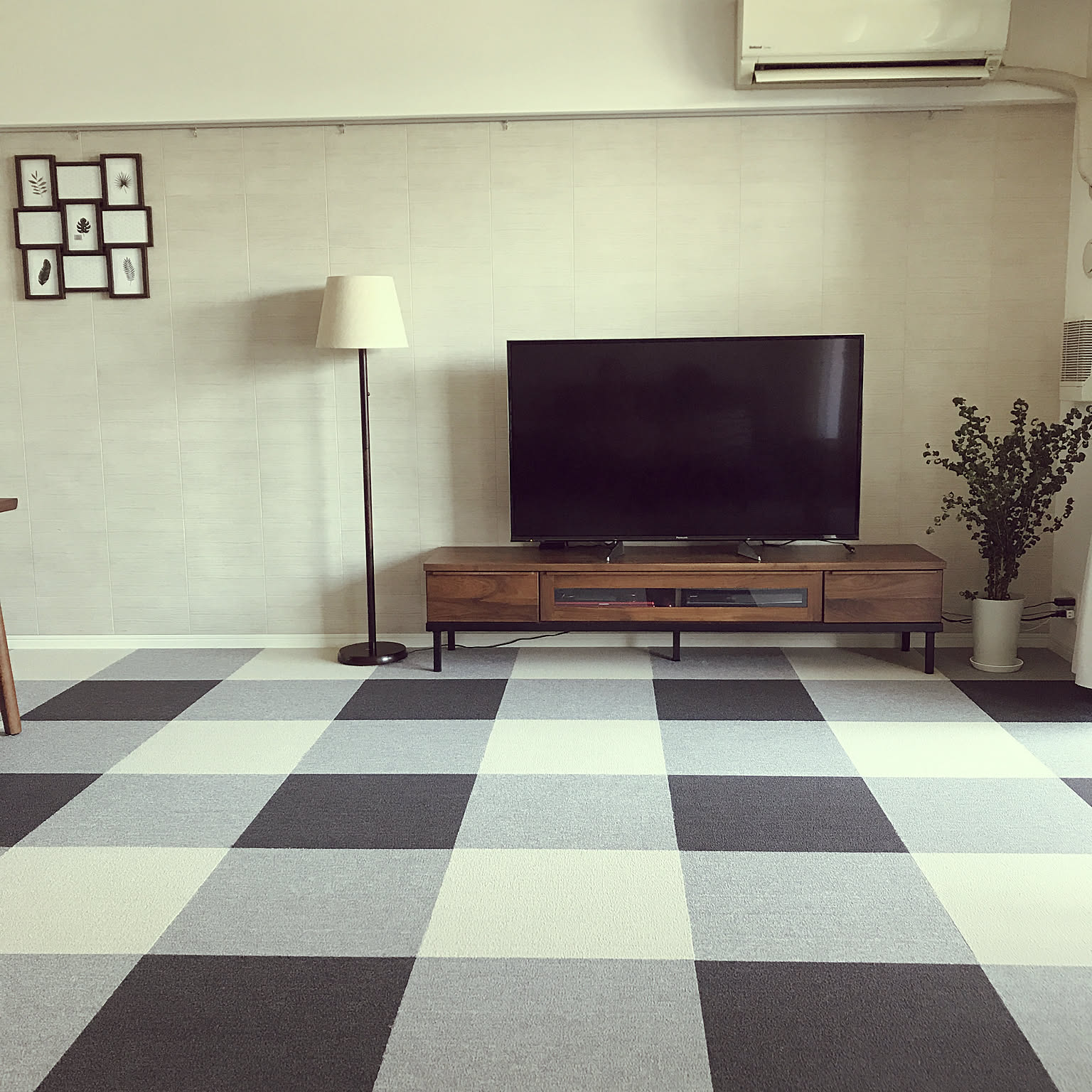 組み合わせやサイズもアレンジ自在 敷いて楽しいタイルカーペット Roomclip Mag 暮らしとインテリアのwebマガジン