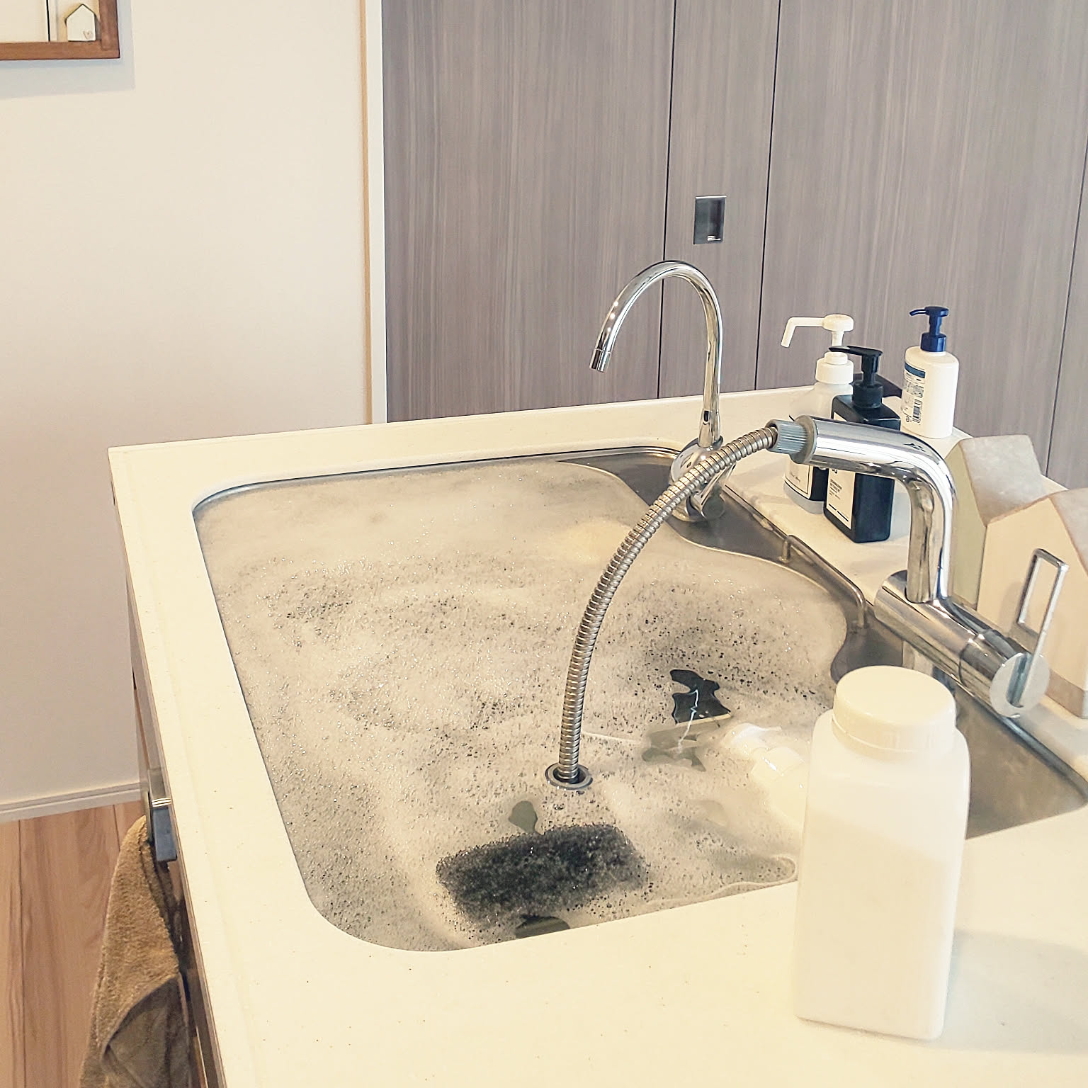 もうニオイも汚れも怖くない シンク周りの効果的なお掃除方法 Roomclip Mag 暮らしとインテリアのwebマガジン