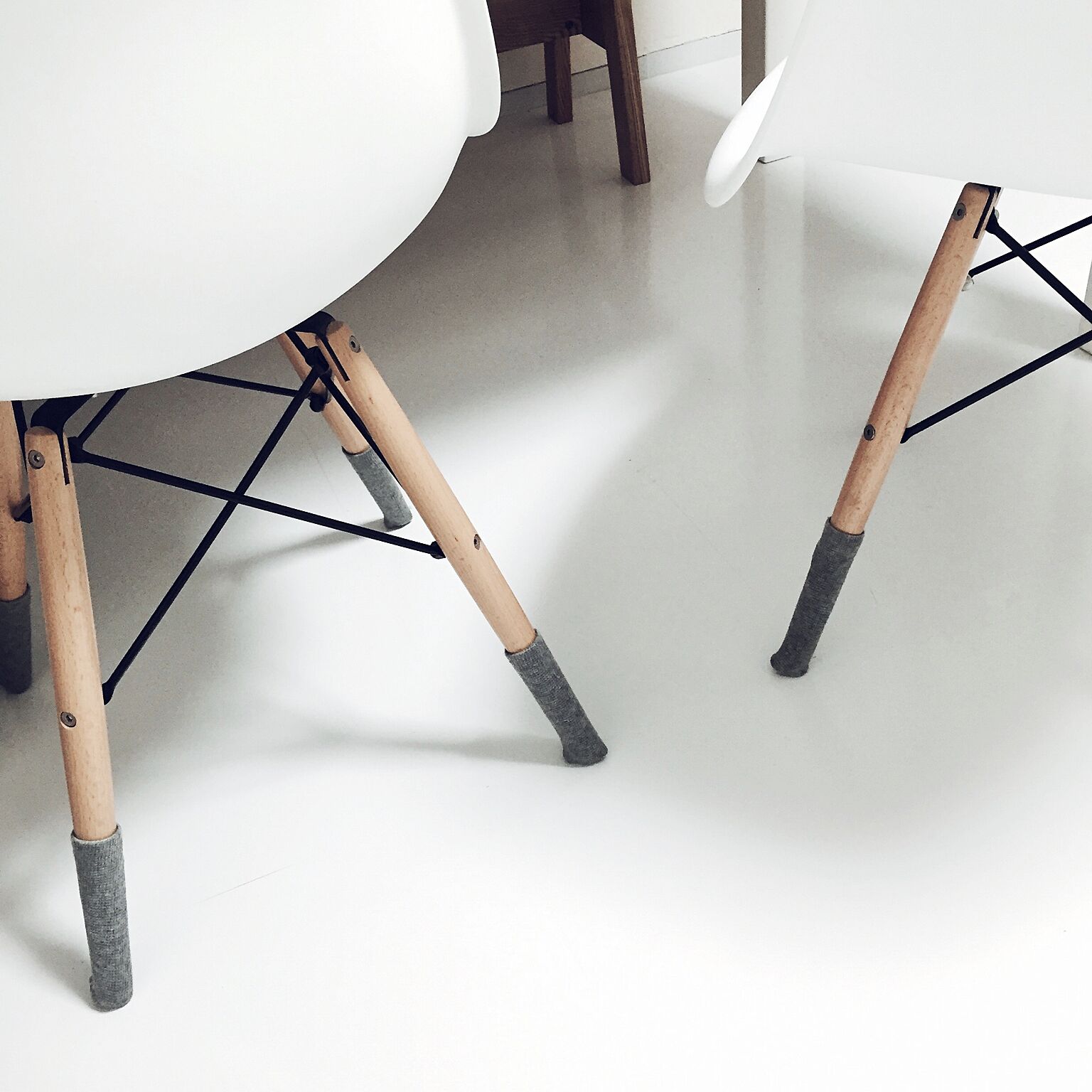 床を守る 椅子を動かしやすくする 便利な椅子脚カバー Roomclip Mag 暮らしとインテリアのwebマガジン