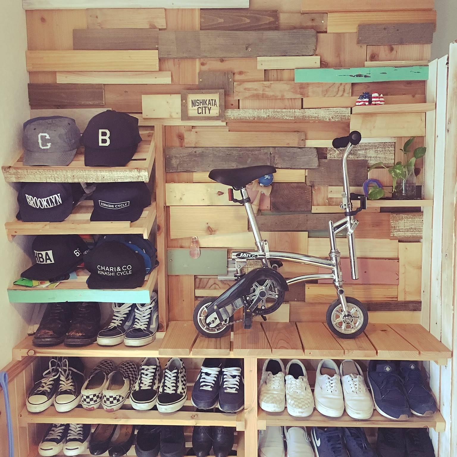 駐輪スペースは外でも中でもok 自転車の置き場所アイデア Roomclip Mag 暮らしとインテリアのwebマガジン