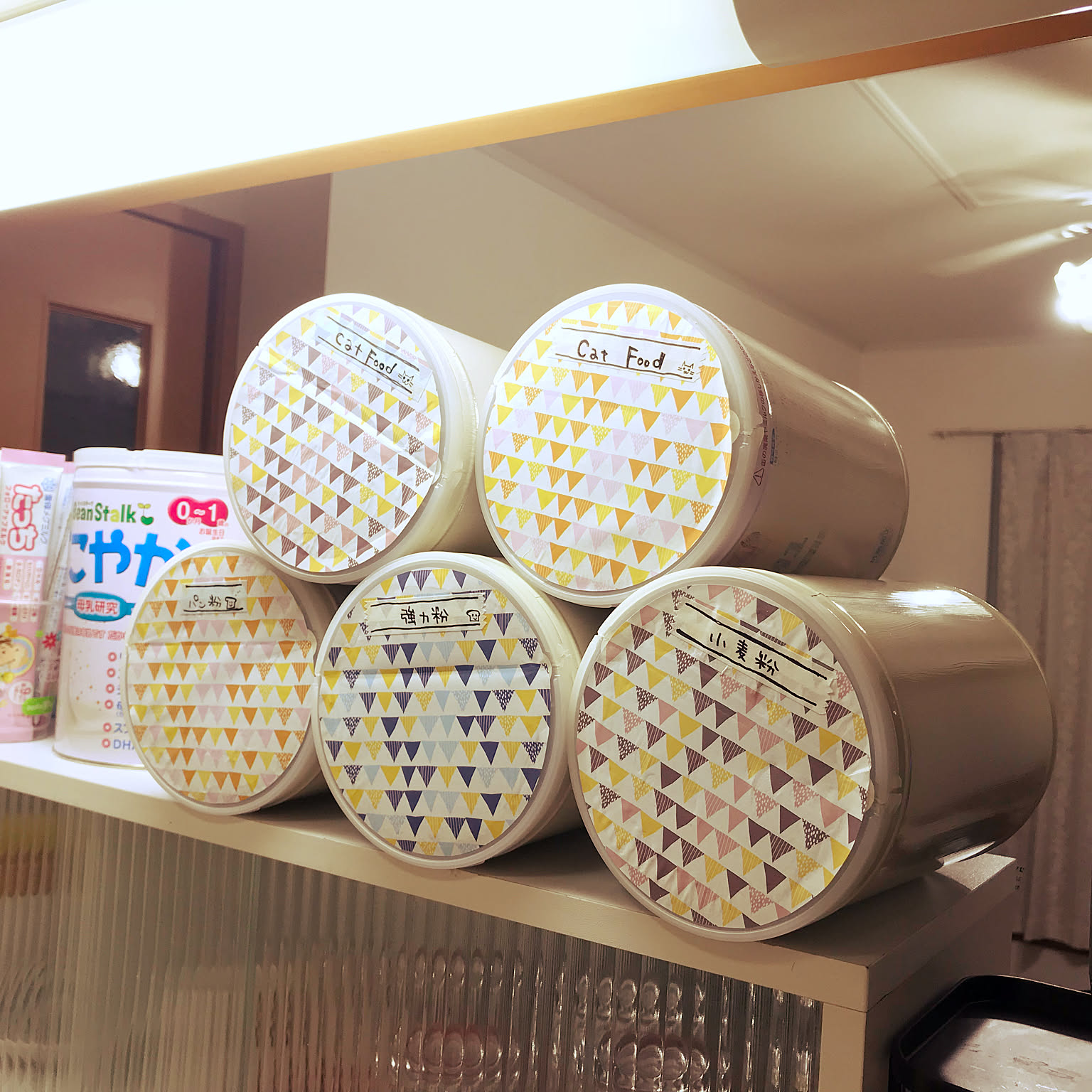 使い終わった「粉ミルク」の缶は捨てないで!実践したくなる活用テク RoomClip mag 暮らしとインテリアのwebマガジン ミルク大缶 空き缶 ぴゅあ 820g 4缶 蓋 スプーン 園芸 工作 DIY