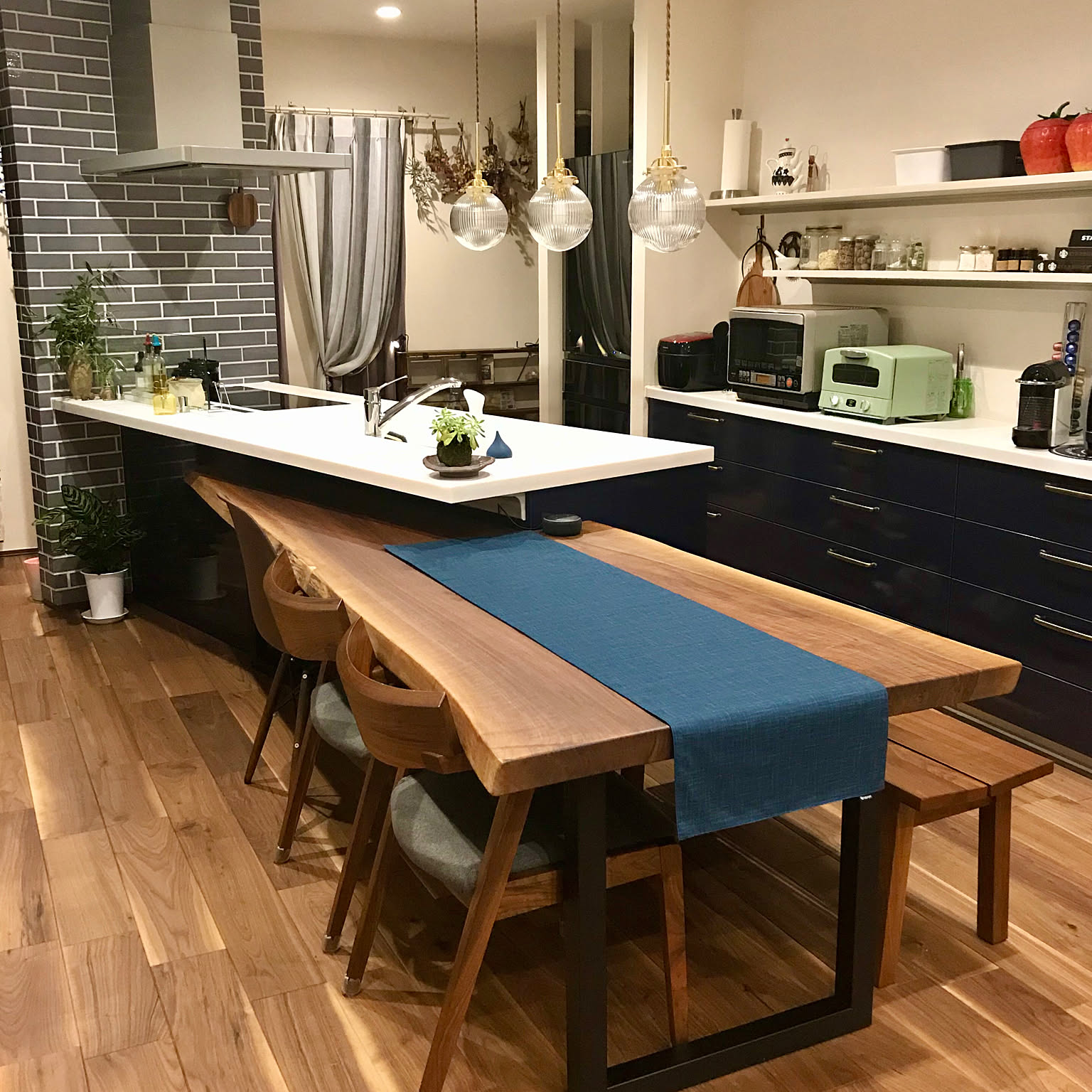 楽しく集える場所に♪キッチン一体型ダイニングテーブルのあるお家