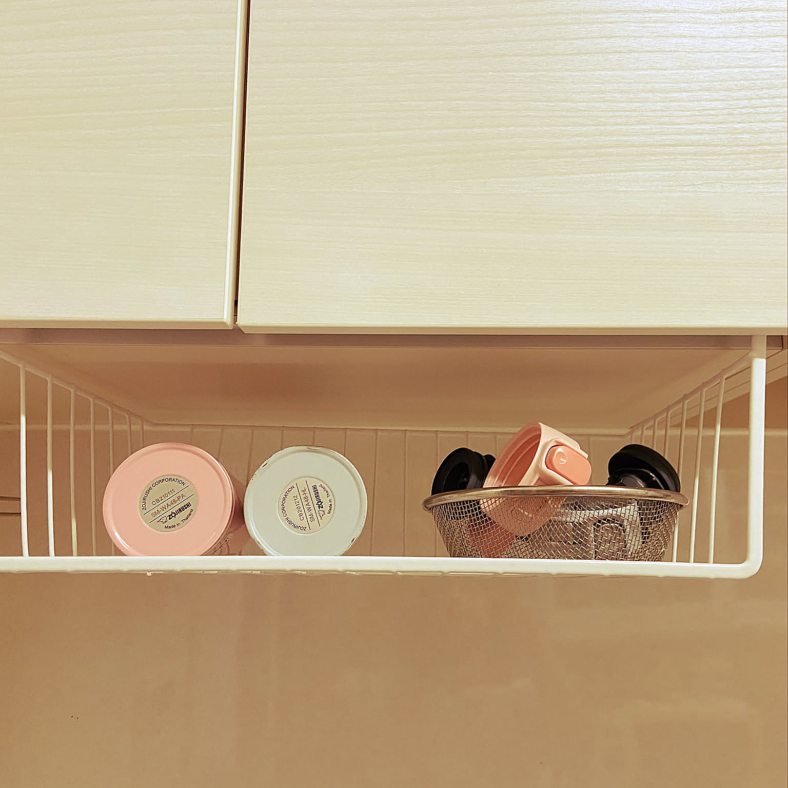 転がったり倒れたりもしづらい！ストレス知らずの水筒収納のアイデア