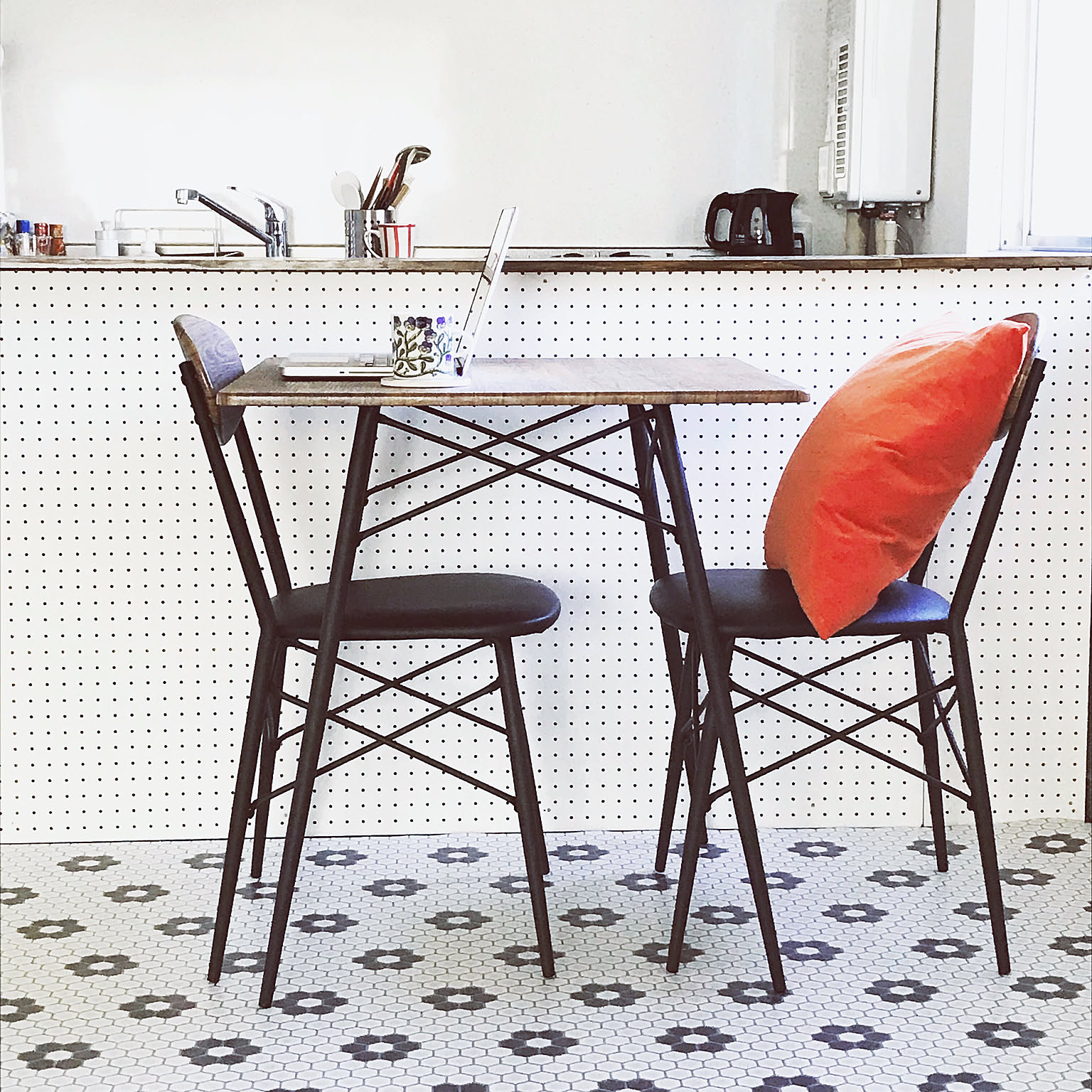 カフェ風インテリアを目指す方にも！収納＆作業台としても役立つキッチンカウンターDIYアイデア