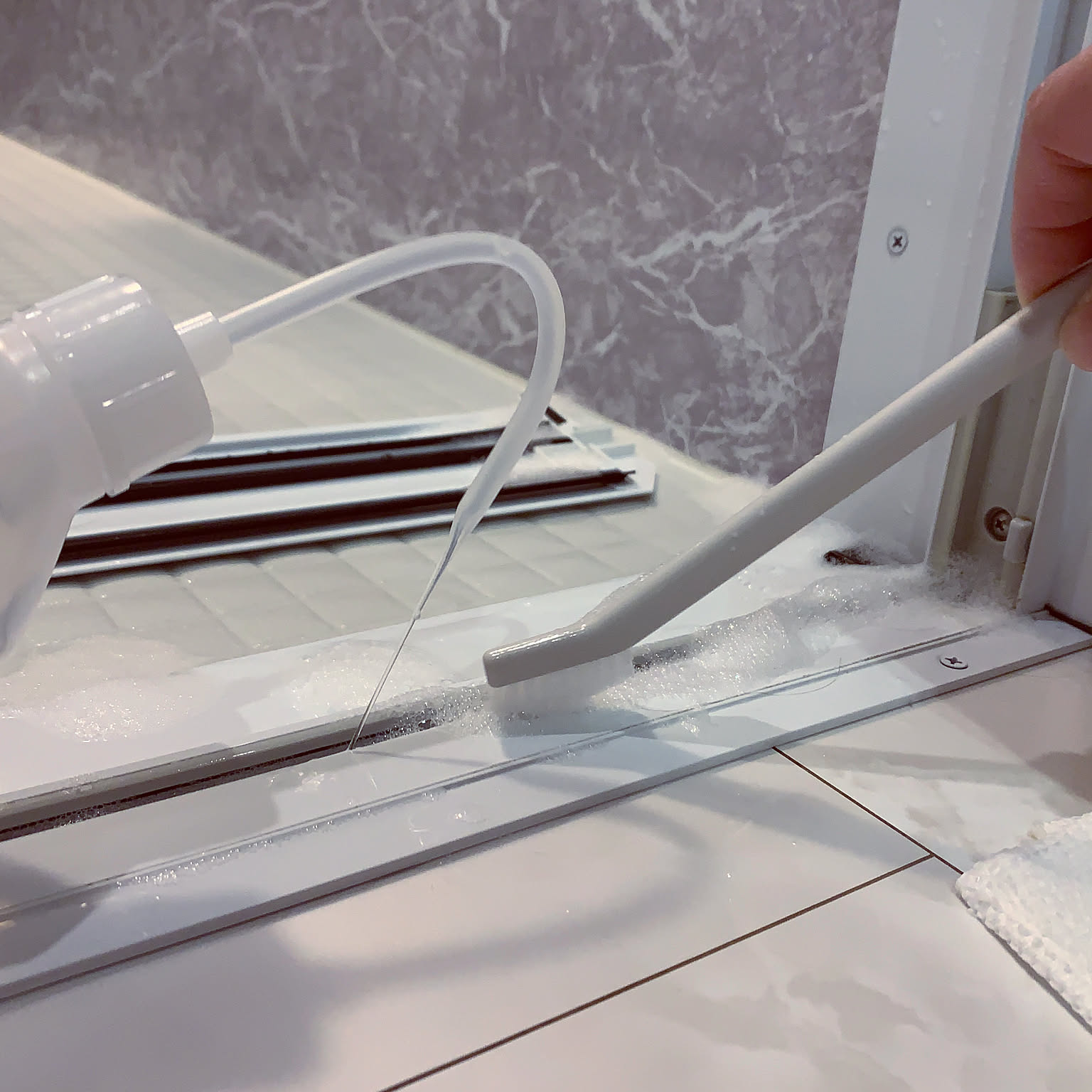 便利グッズを活用して掃除の手間がぐっと楽に♪サッシやレールの掃除アイデア6選