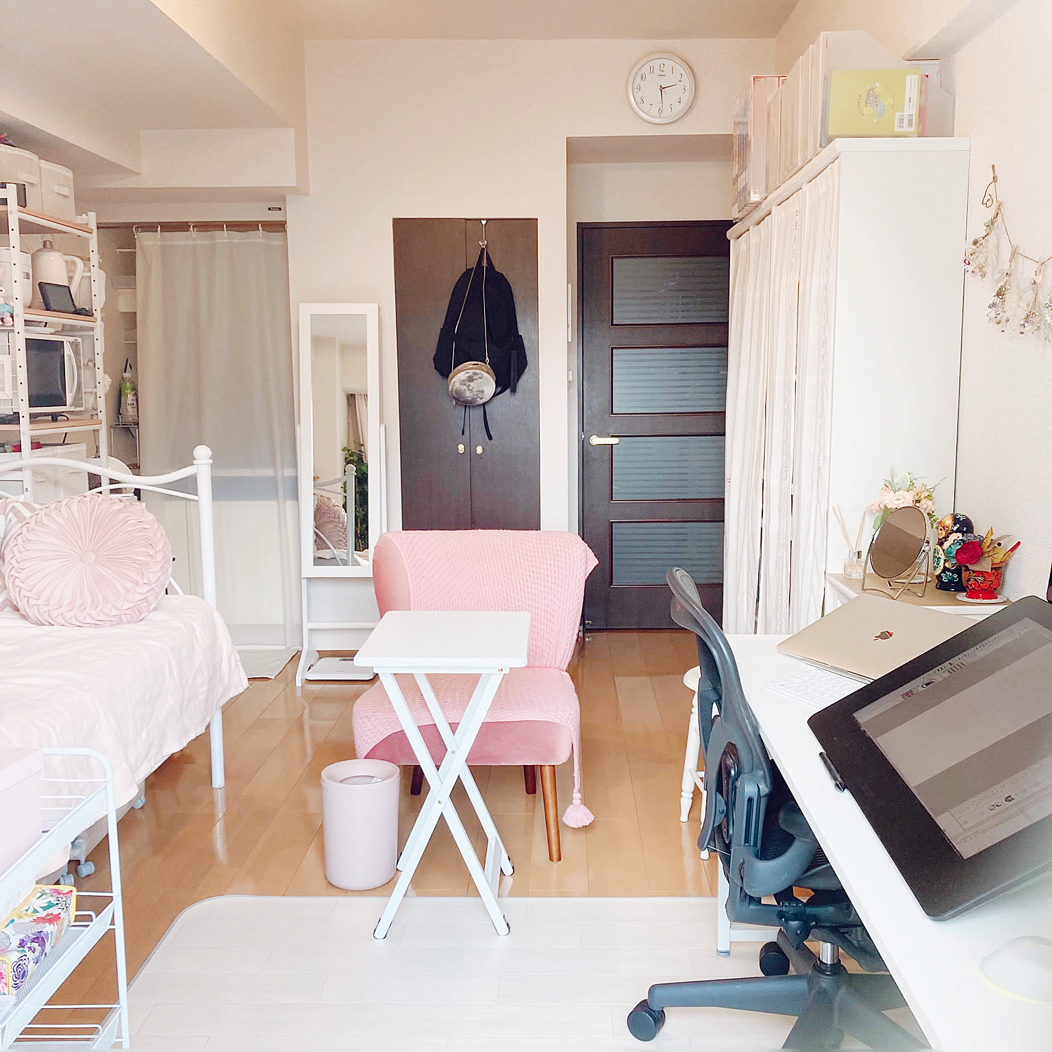 5畳という小さなお部屋で、, いかに広く感じられるか🪩, もちろん、お部屋によっては窓側に置くと狭く感じる, 場合もあると思います！,  寒さ対策をしてるマットレスカバーは、楽天ROOMに載せてます！, お財布に優しい👛,  過去に寒さ対策の動画をupしてるので、そちらも良かったら見てみてね✨, 他に質問があったら、動画にするのでお気軽に🧤, #狭い部屋　#広く見せる　 #5畳