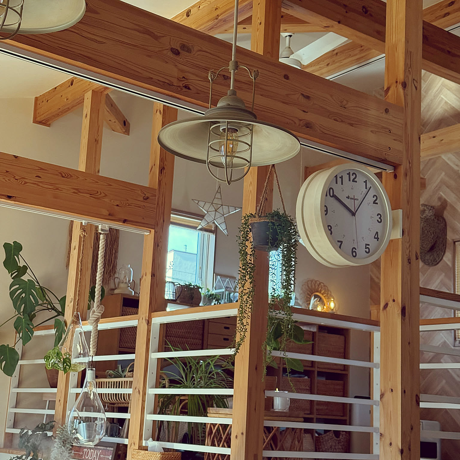 「素材の重なりを、景色に変えて。木の温もりとグリーンが溶け合うカフェ風スタイル」 by kozさん