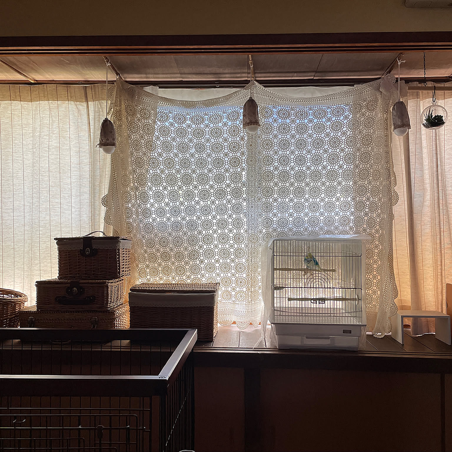 アイデアが光る窓辺のコーディネート♪機能的でインテリアとしても楽しめるカーテンの代用品6選