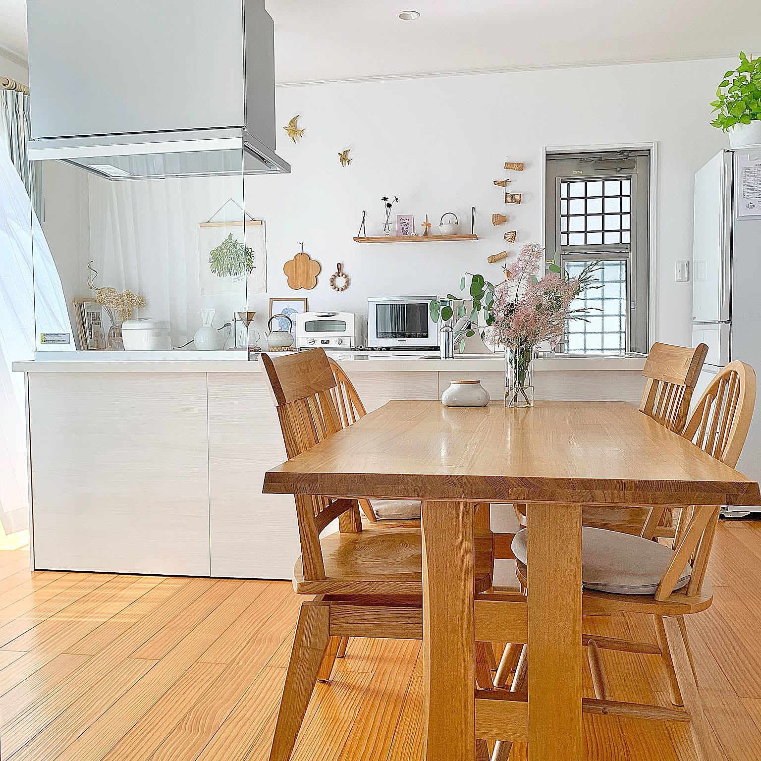 「光をまとう、開放的な佇まい。すっきりと整えながら、自分らしさも楽しむ白いキッチン」 by koko_hikaさん