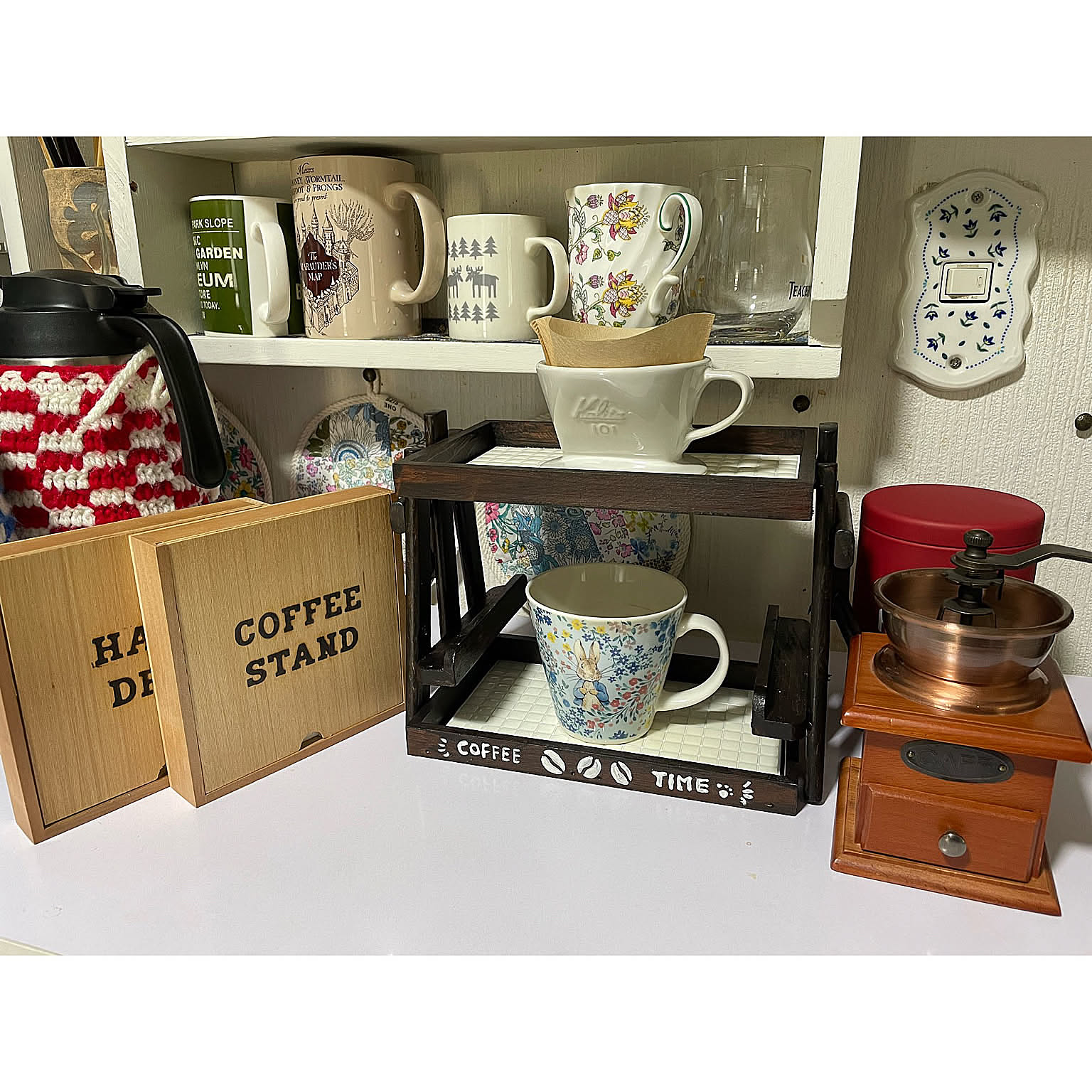 溢れかえったコーヒーコーナーがスッキリ快適に！手軽にそろう100均のコーヒーグッズ収納