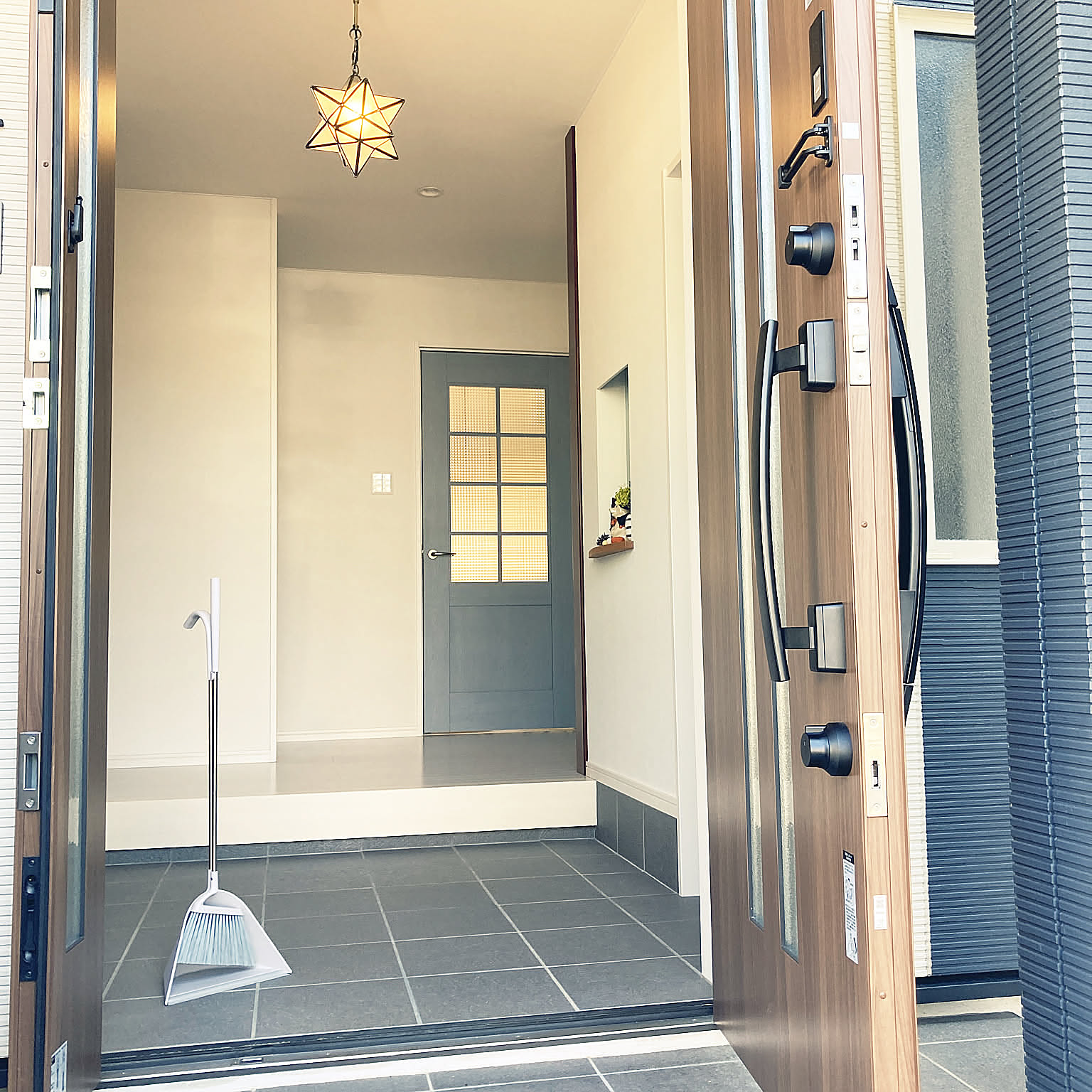 清潔感アップで第一印象が変わる♪たたきからドアまわりまで整う、玄関の掃除実例