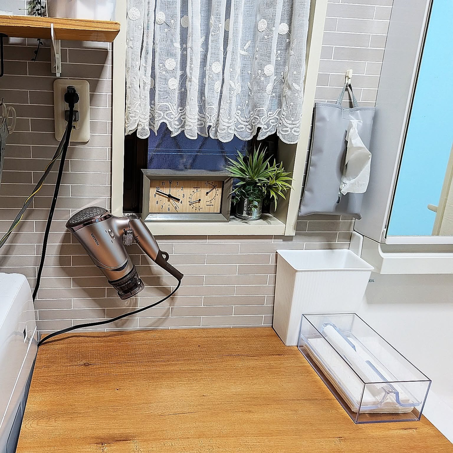 壁を傷付けずにチョイ掛けスペースが作れる♪「鴨居フック」活用アイデア6選