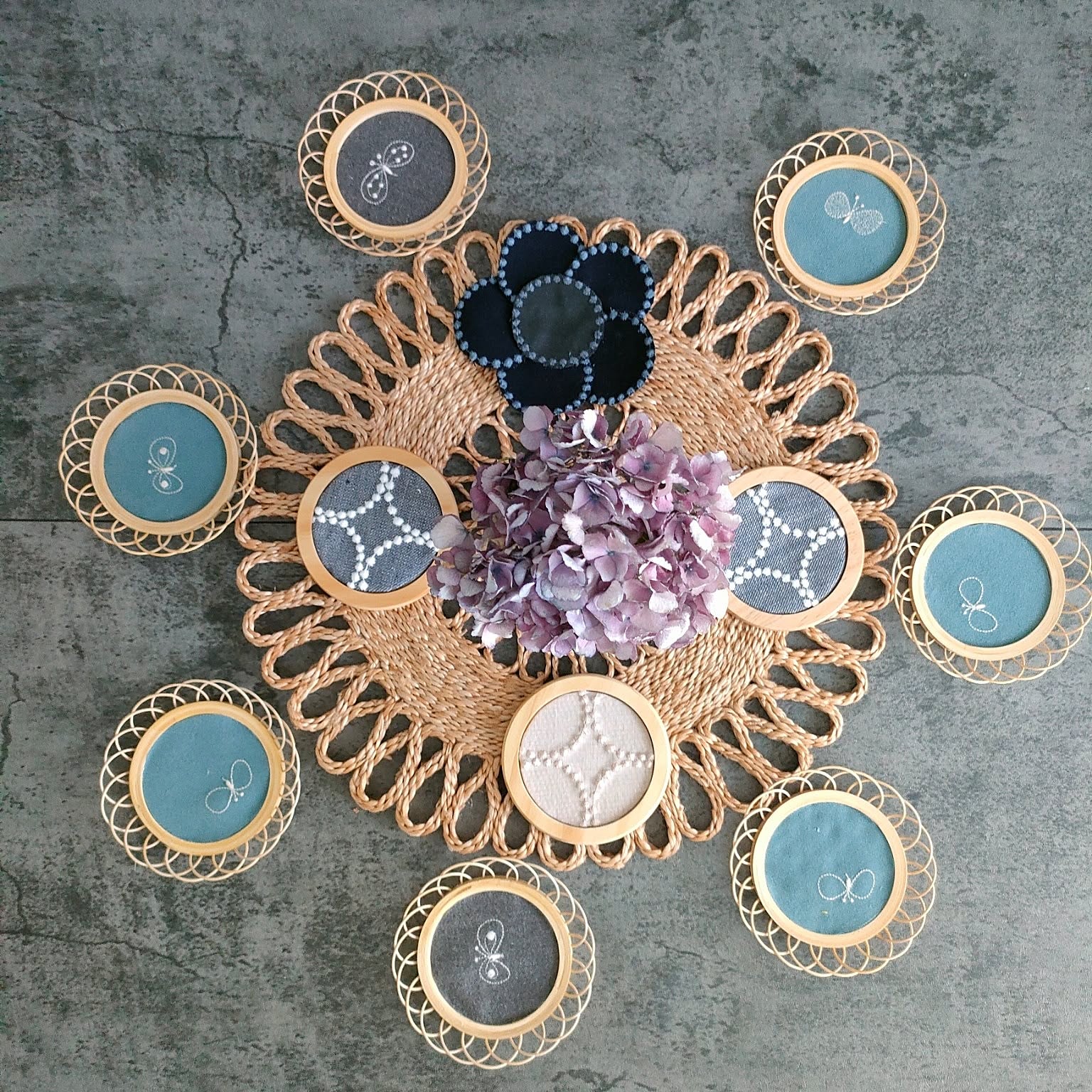 自分らしいおうちカフェを彩るアクセントに♪100均グッズでDIYするオリジナルコースター