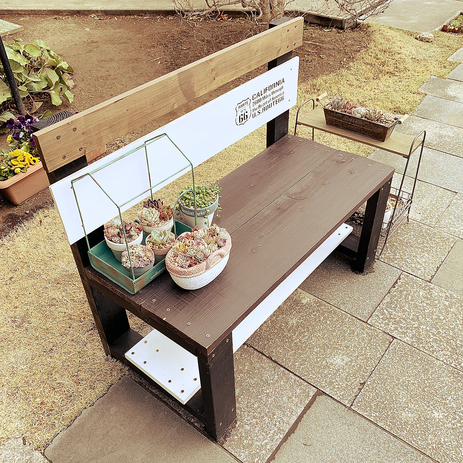 お手製のベンチで彩る、くつろぎ空間。個性豊かなベンチのDIYアイデア集