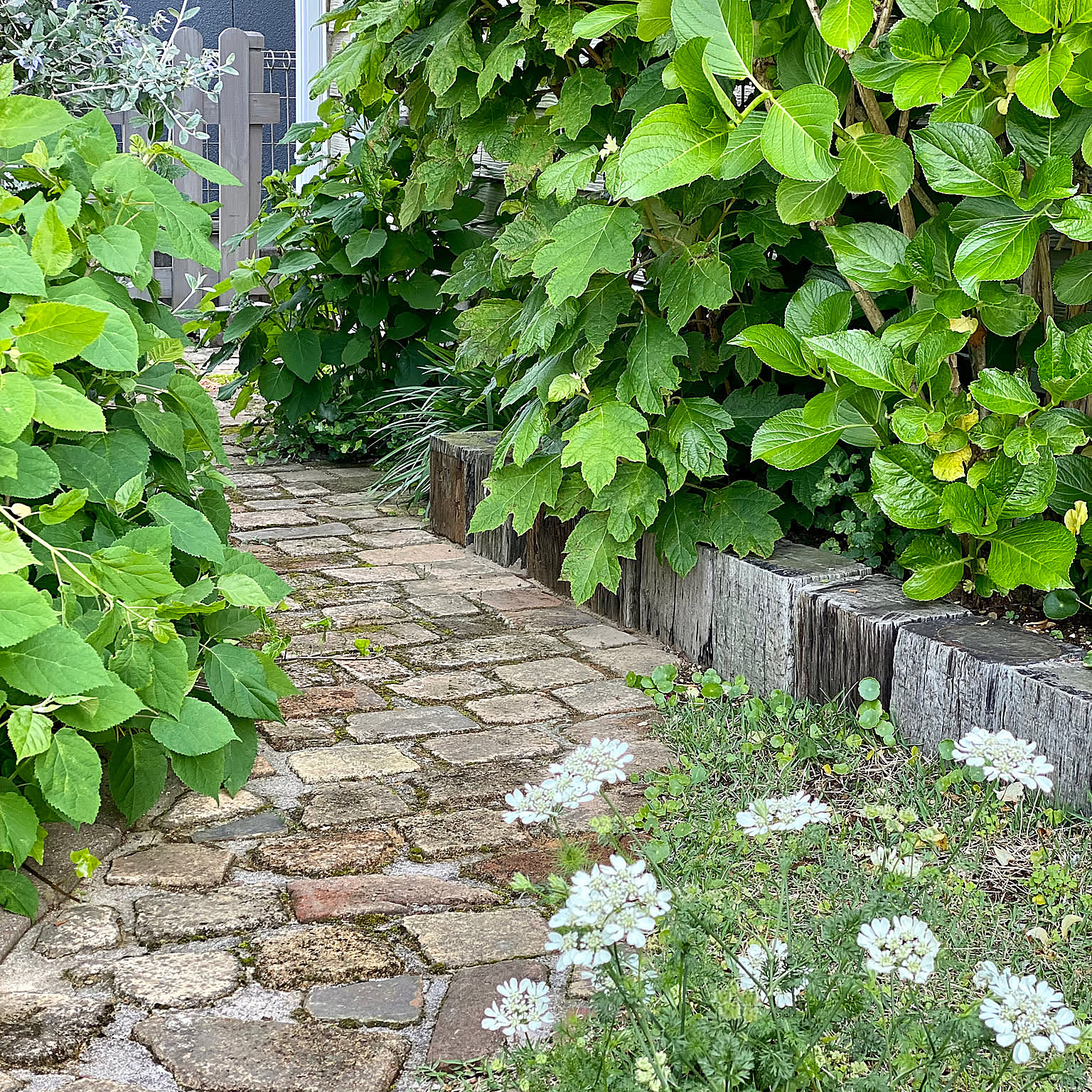 手づくりで叶える理想のお庭♡雰囲気別にチェックするDIY花壇6選