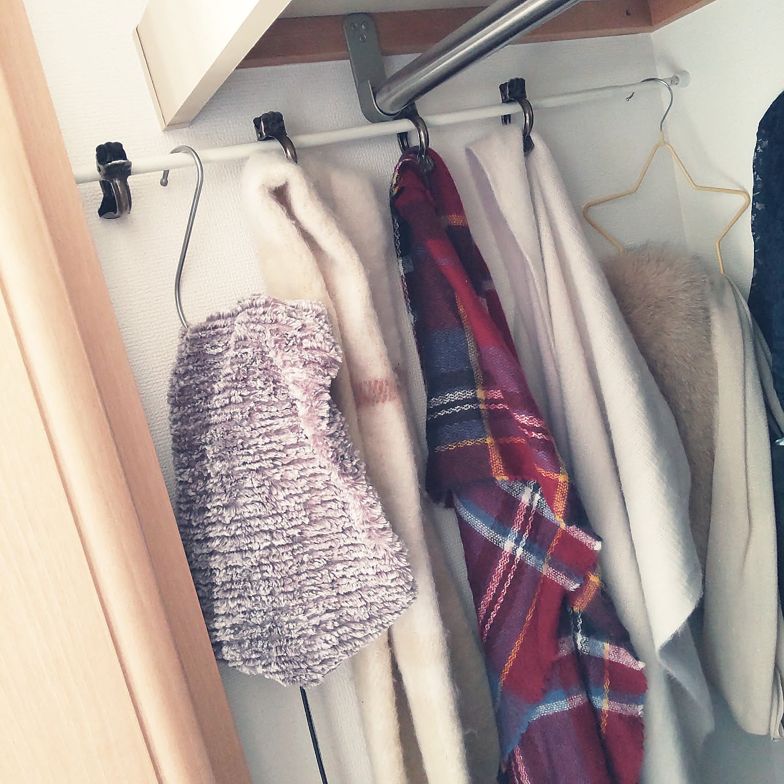 毎日のコーディネートがもっと楽しくなる。気分を上げるスカーフ・ストールの収納方法6選