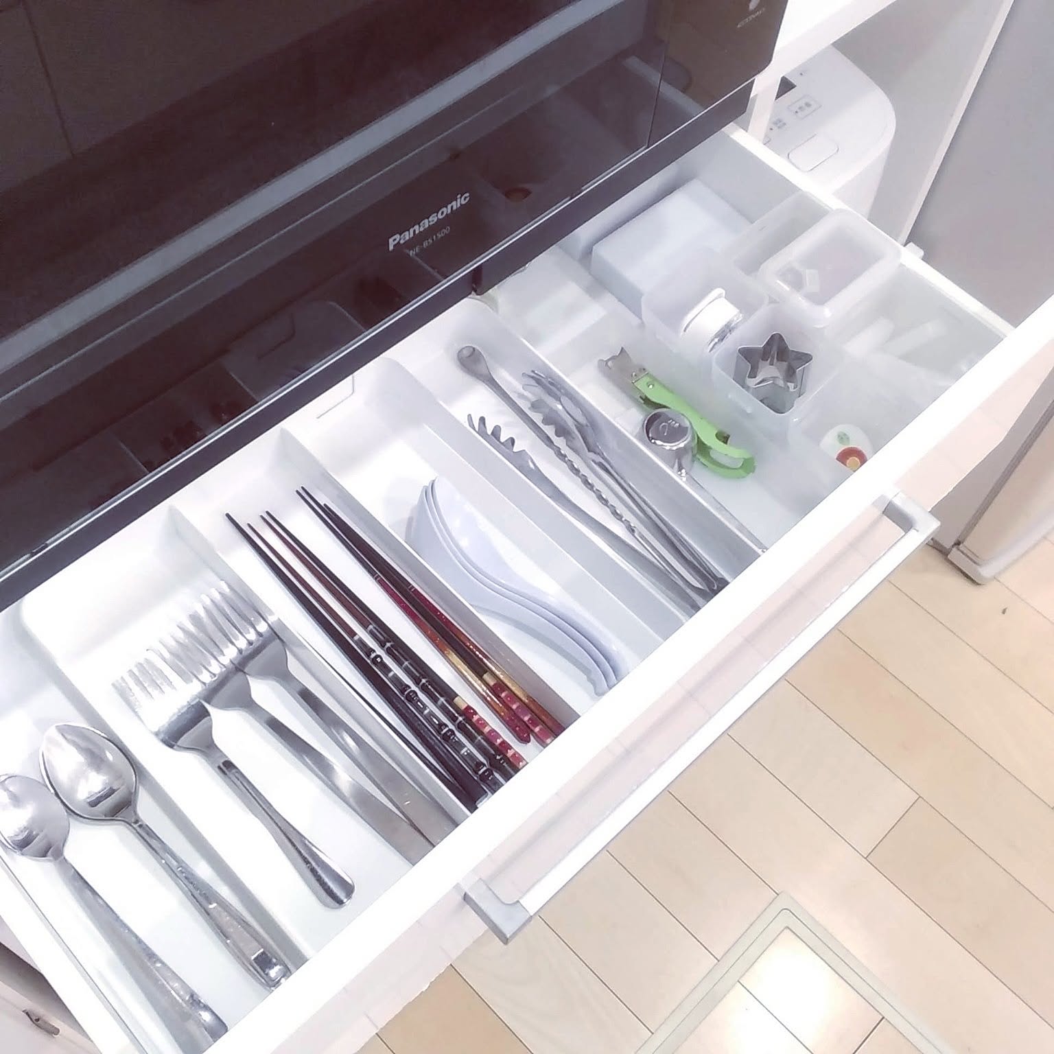 ニトリのアイテムで解決！食器棚がすっきり整う収納アイデア