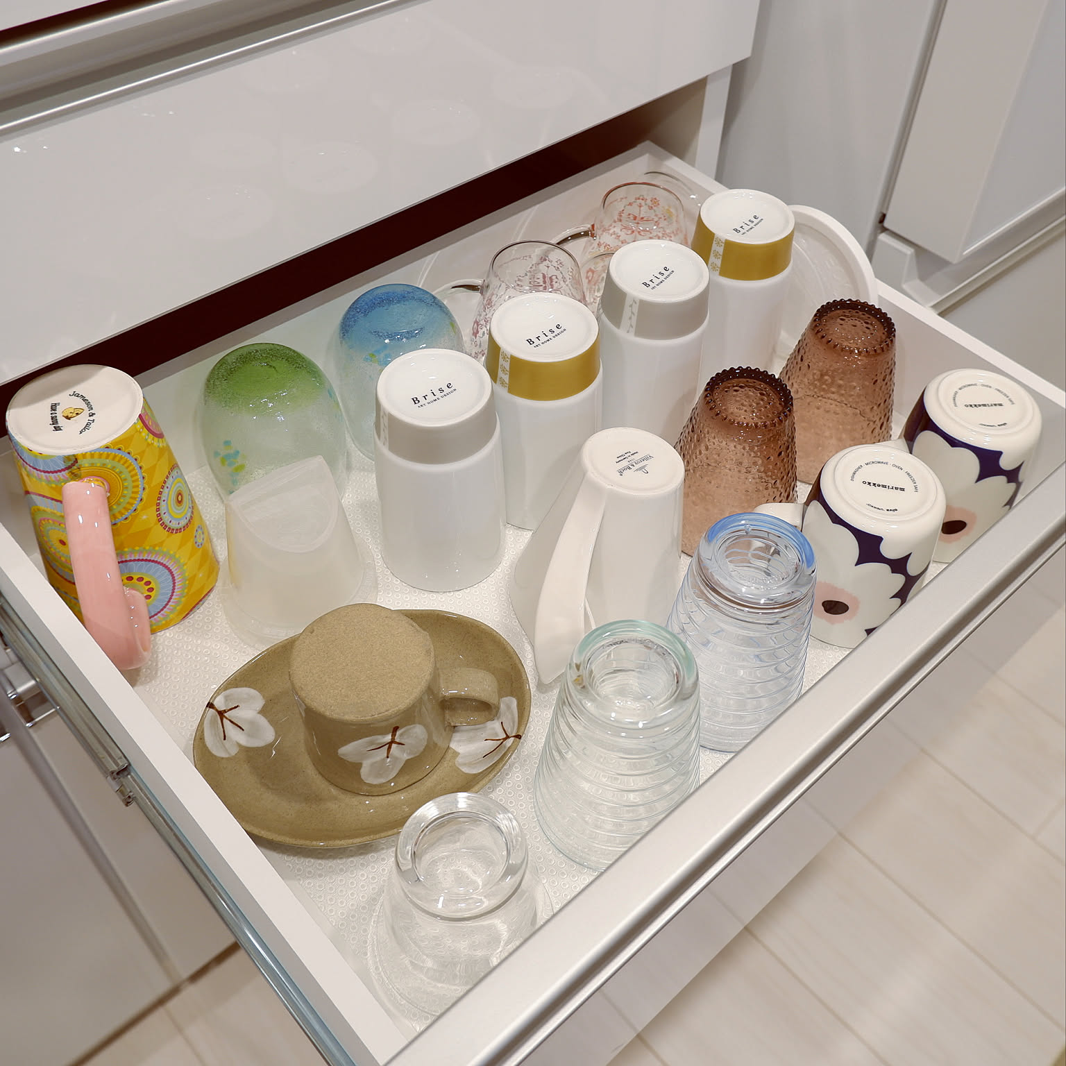 こうすれば出し入れスムーズ！飲み物用のコップの収納方法