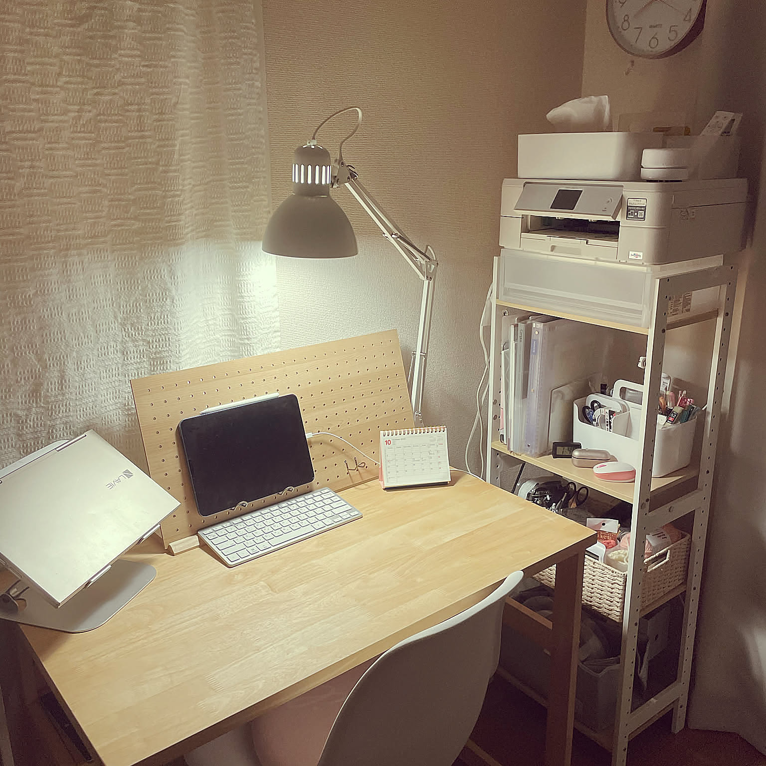 手元を明るく照らして。IKEAのデスクライトで快適な作業空間を