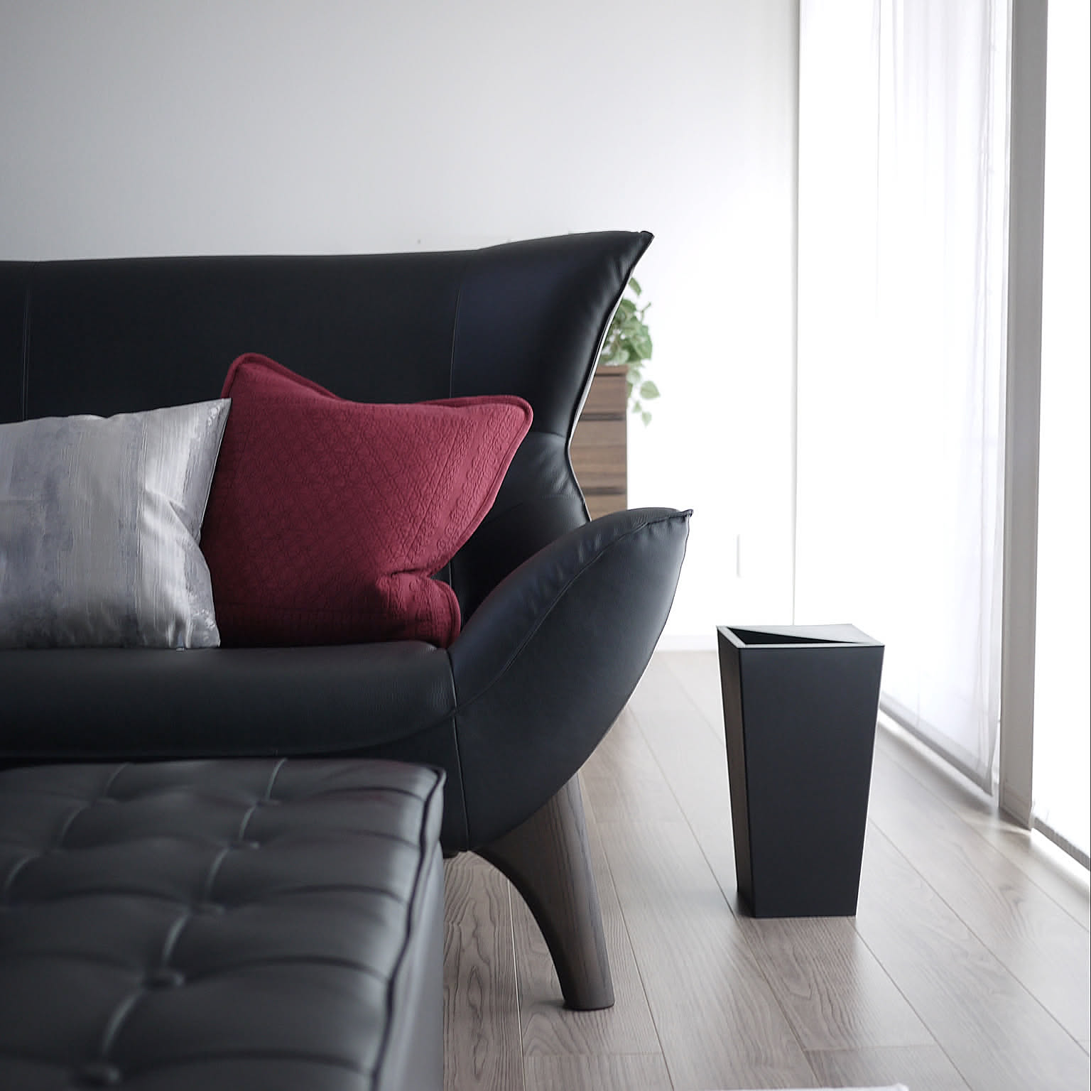 お部屋の必需品がインテリアに♪使いやすくて見栄えもいいリビングに置きたくなるゴミ箱6選