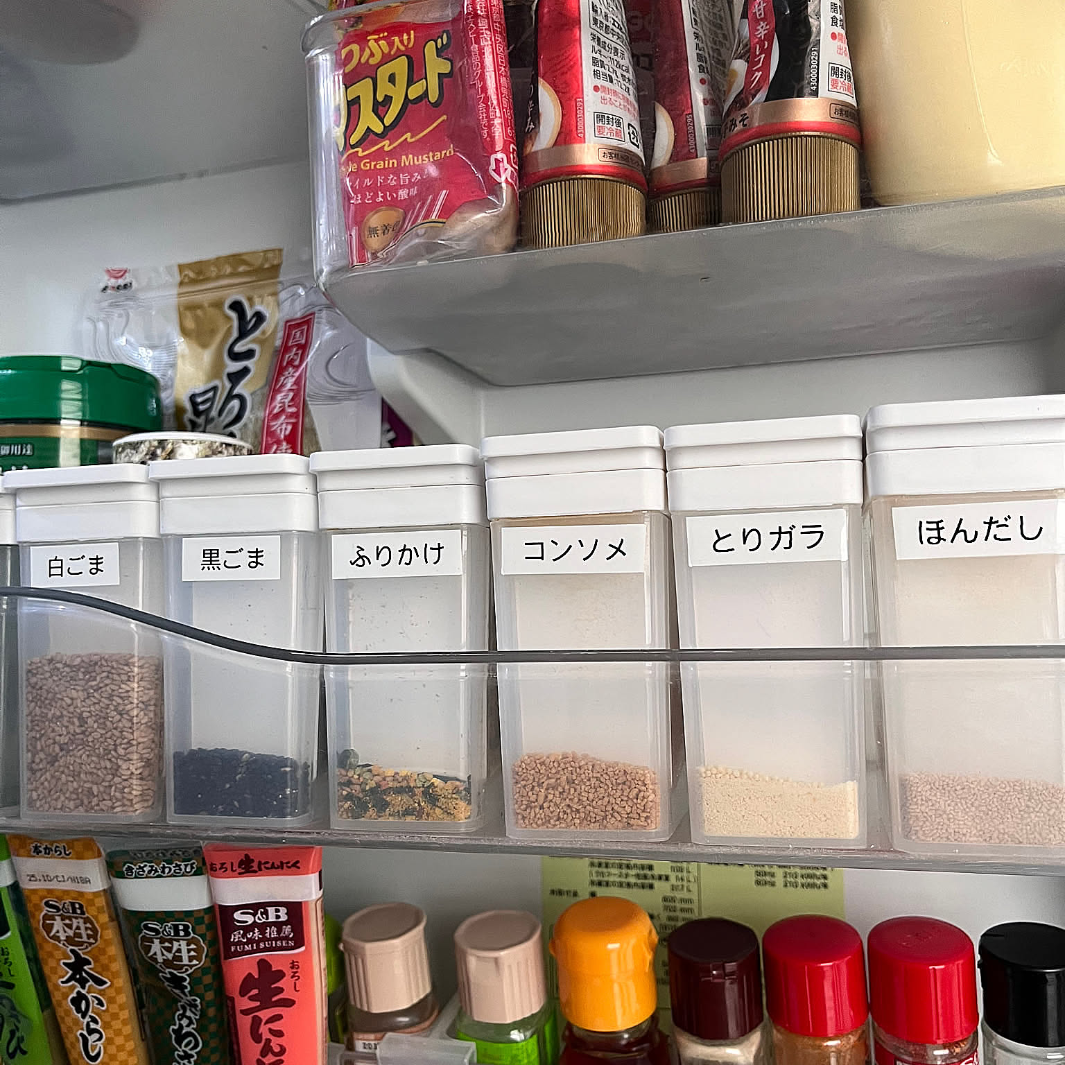 シンプルで使いやすい！ダイソーのアイテムを活用した調味料収納