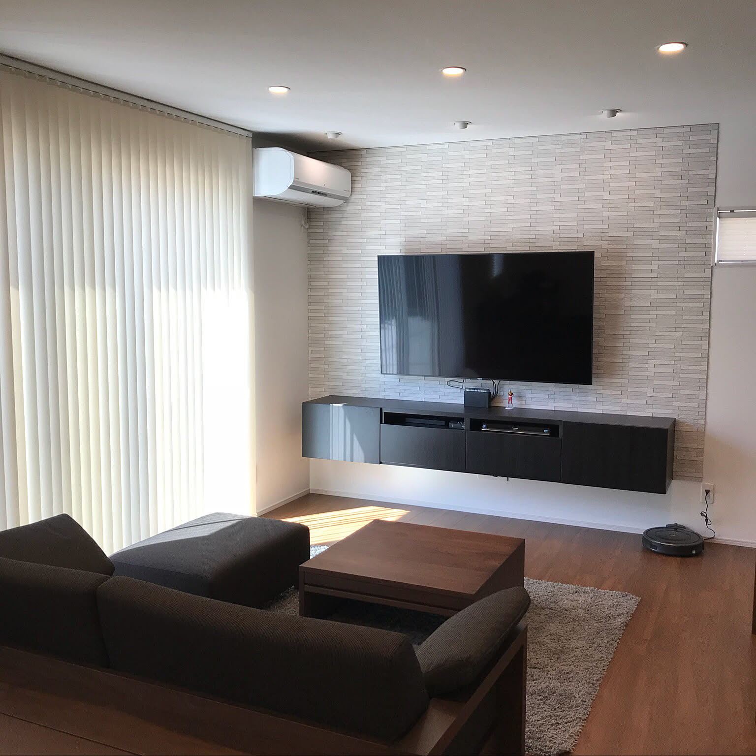 まるで映画に出てくるお部屋みたい♡壁掛けテレビの実例集