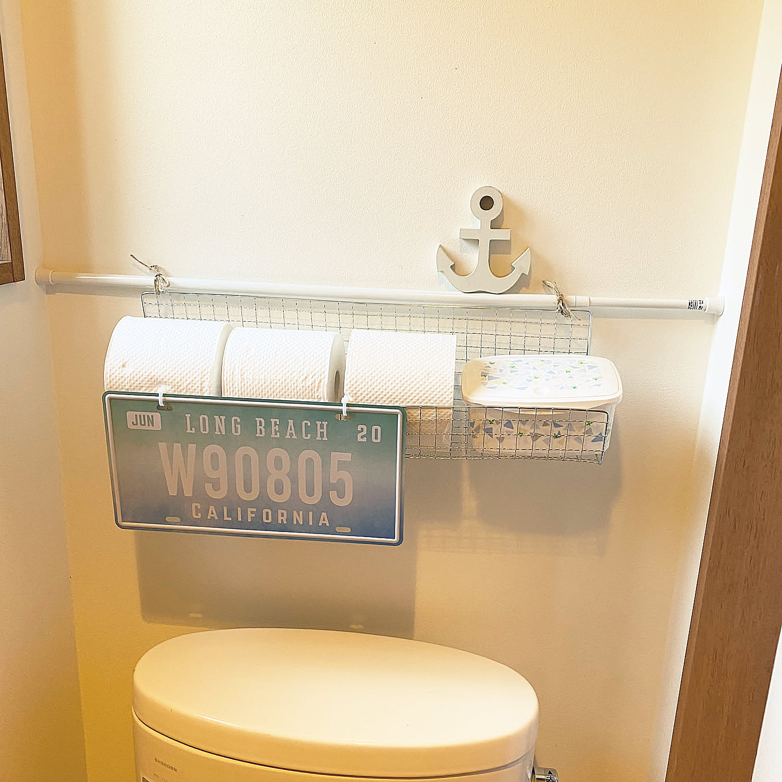 飾り付けから収納まで☆トイレにおすすめのつっぱり棒の活用アイデア