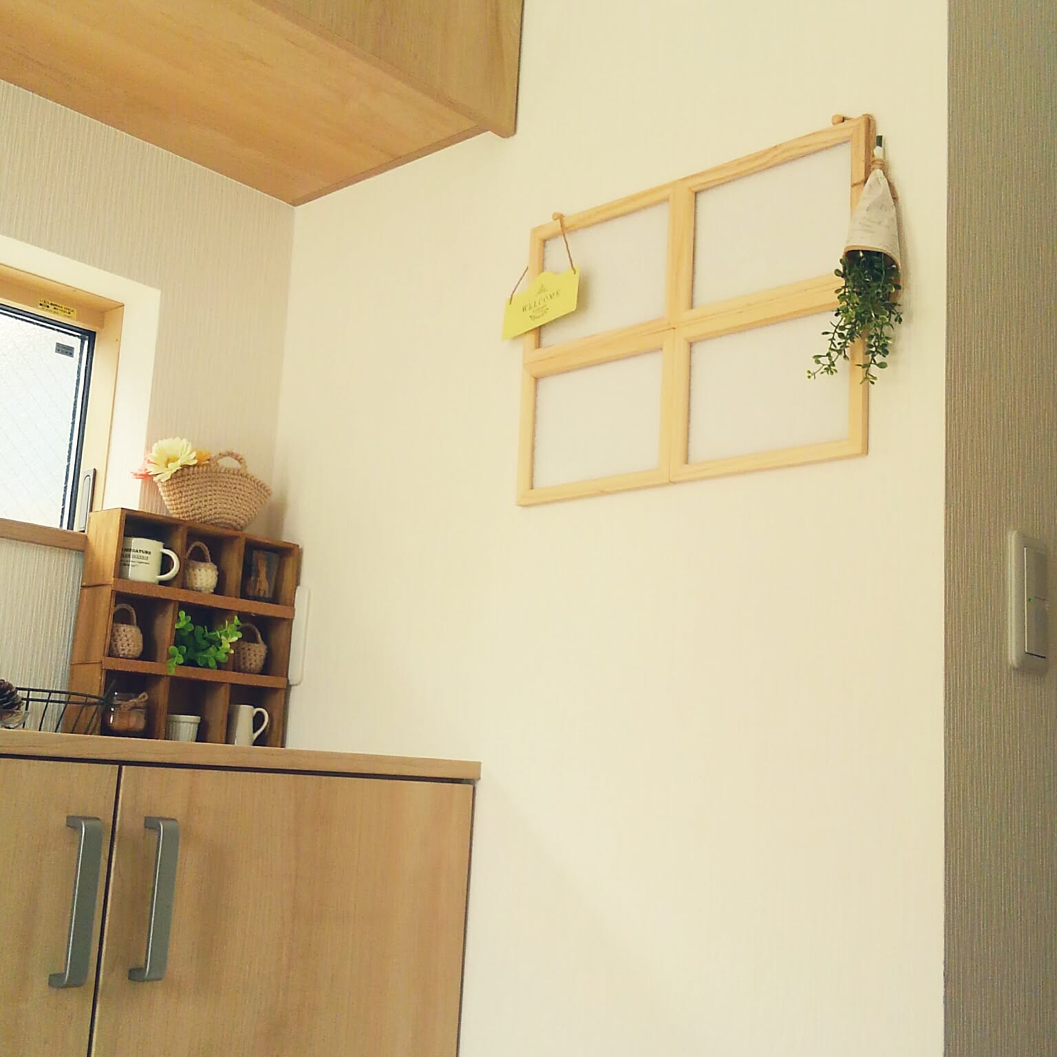 手軽に個性を☆貼り合わせるだけの窓枠DIY by satotoさん ［連載: 10分でできる100均リメイク］