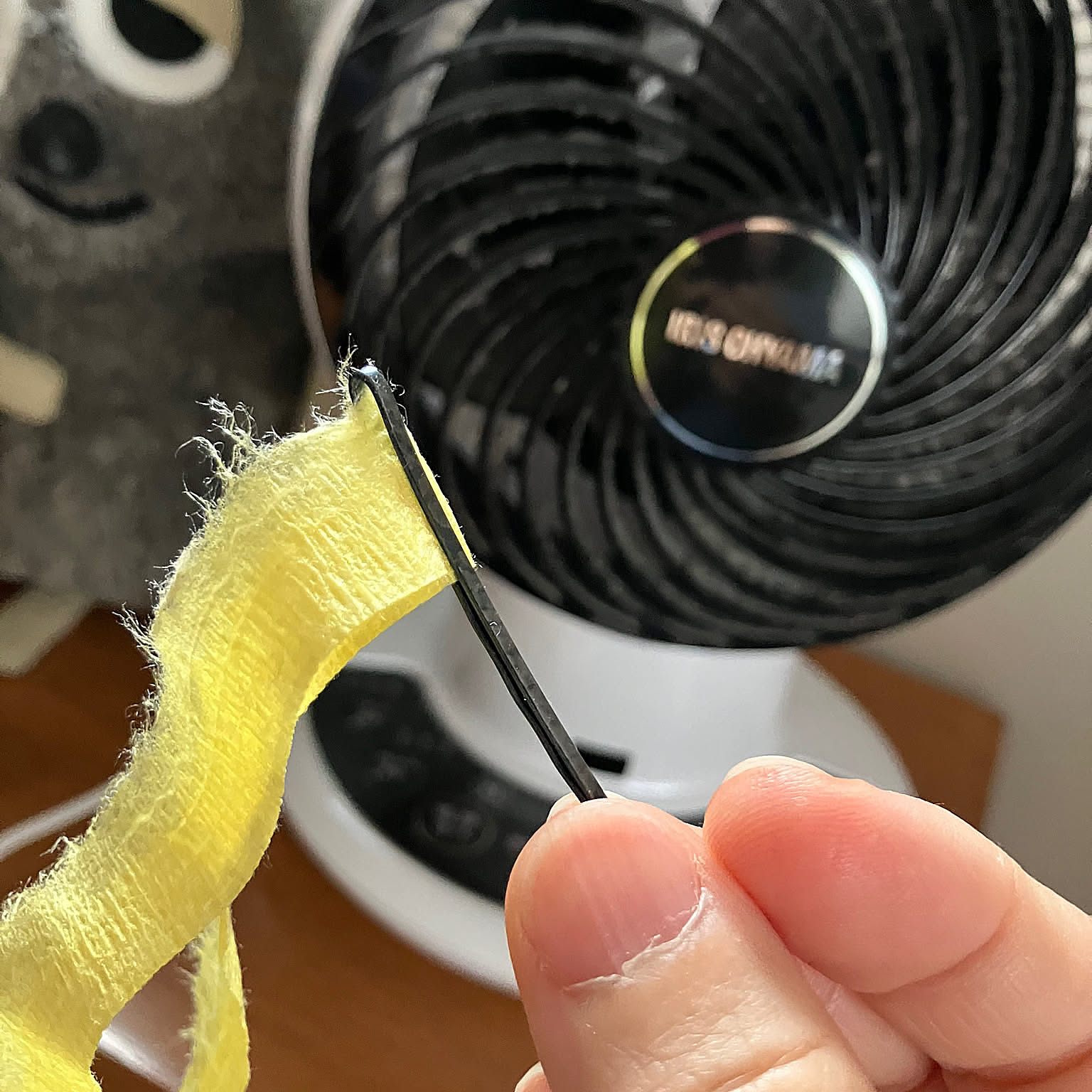 その隙間、汚れが溜まってるかも？窓のサッシやトイレのフチ裏など隙間・溝掃除のアイデア6選