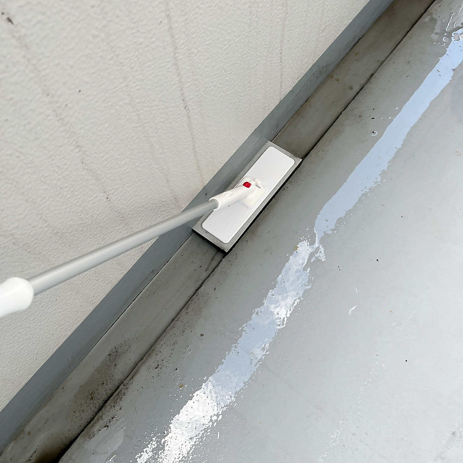 汚れがたまっても大丈夫！ユーザーさんたちが実践しているベランダ掃除のやり方