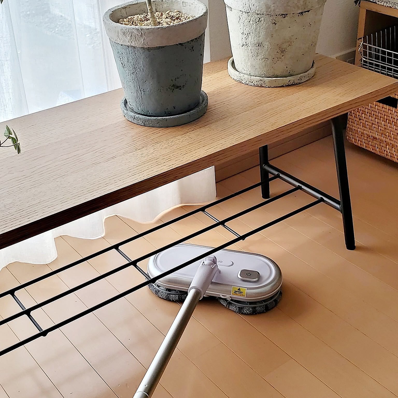便利なモップやお掃除クリーナーでサラサラな床に♪キレイな床をキープするための掃除の方法