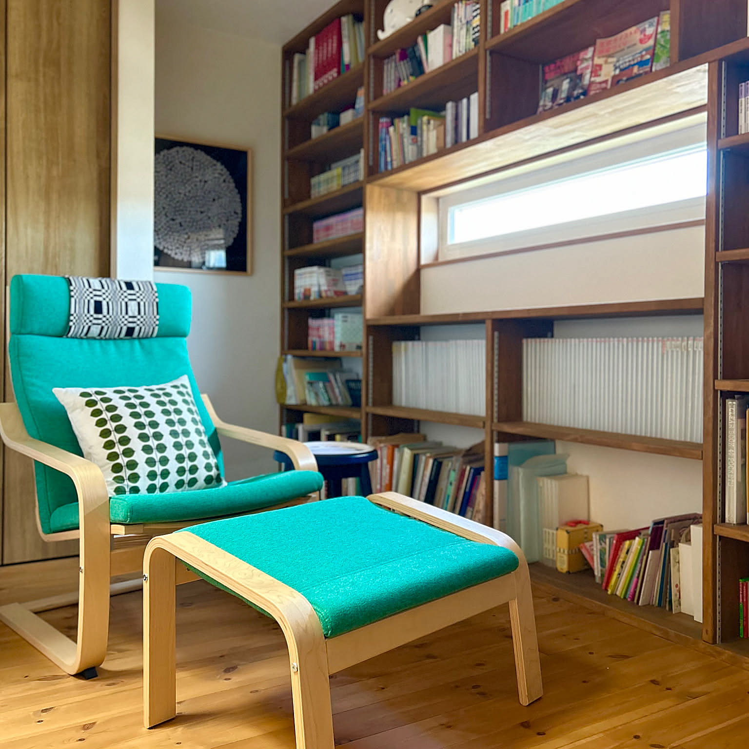 曲線の美しいデザインがたまらない。IKEAのポエングがあるお部屋