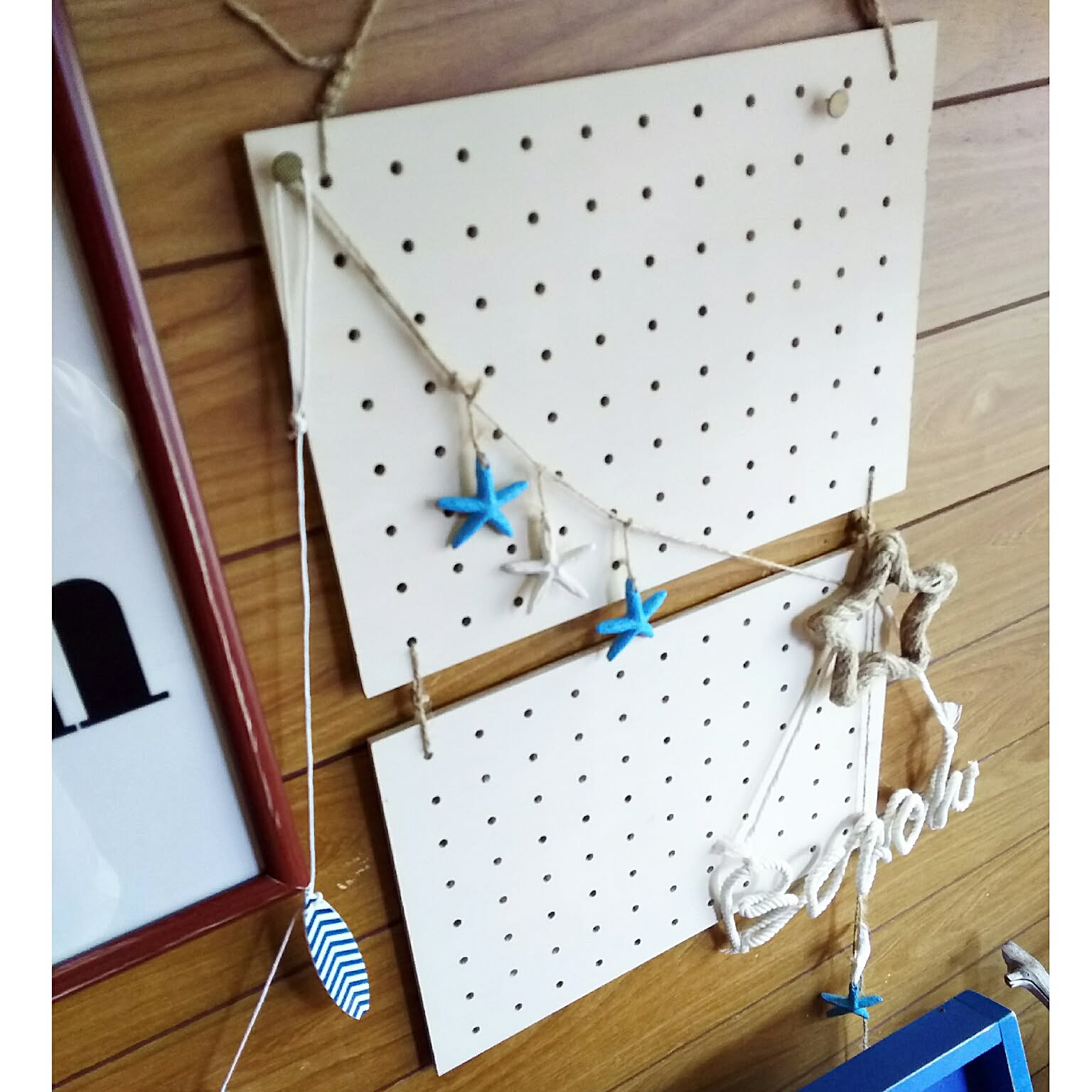 有孔ボードを『吊るしただけ』♪tomokaさん流、とっておきディスプレイスペースの作り方 ［連載：○○しただけインテリア］