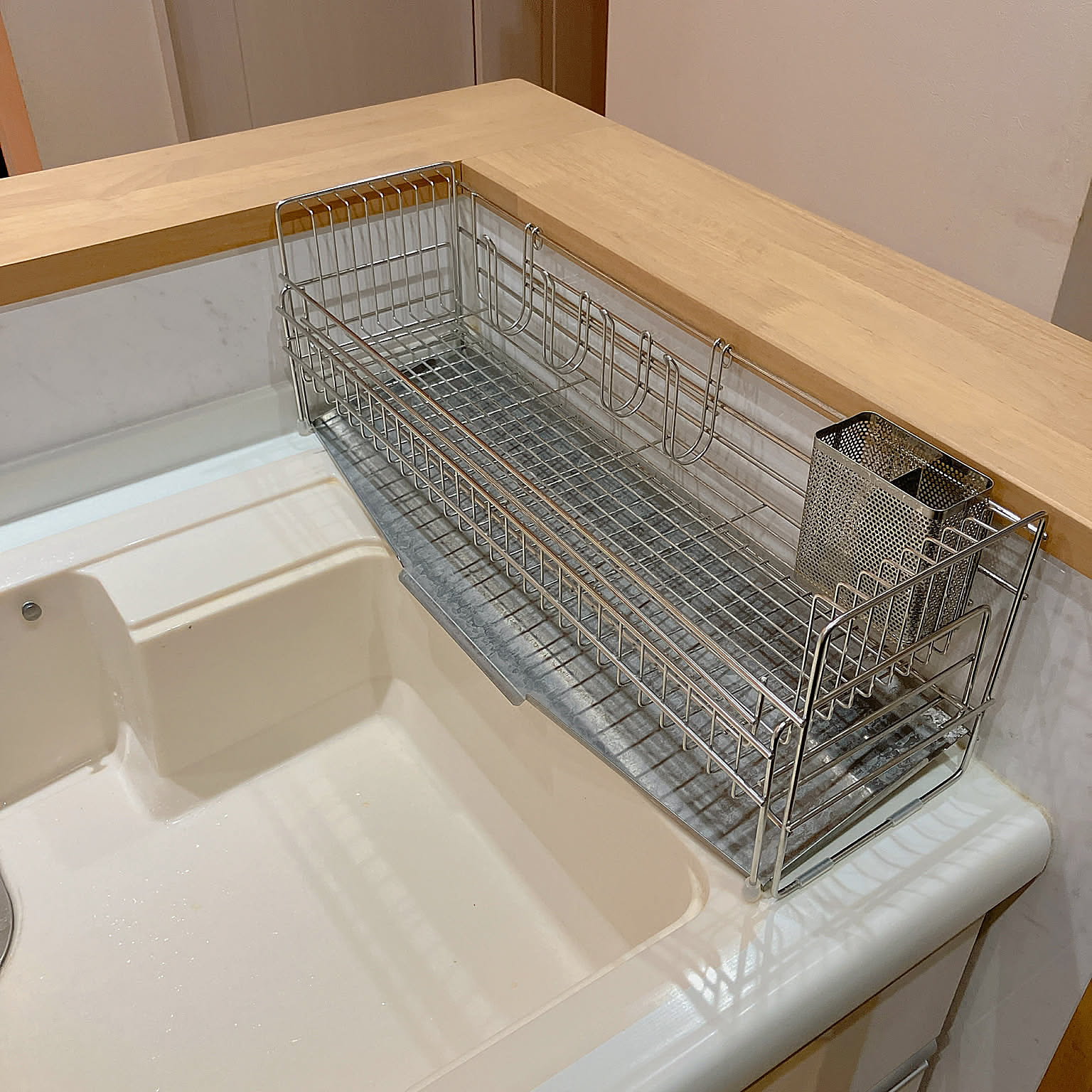 【すきま活用アイデア】18cmの隙間がシンク脇収納に変身!式伸縮スリム水切りを使った工夫 by pineappleさん