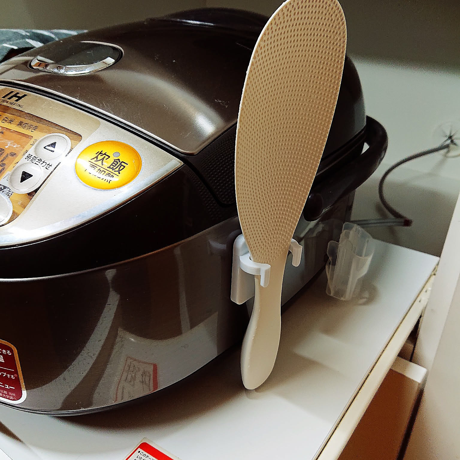 炊きたてのご飯をおいしく食べるために。ストレスフリーなしゃもじの置き方