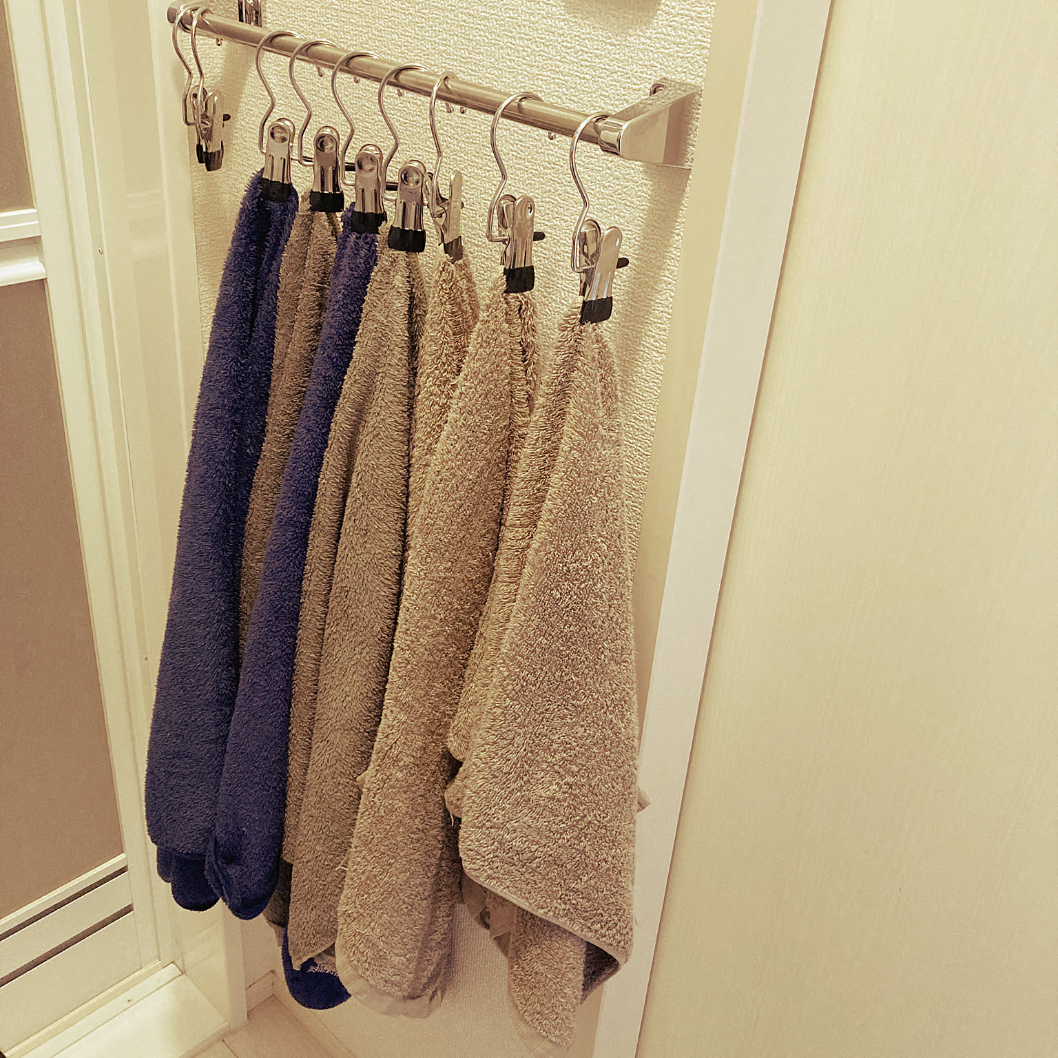 脱衣所や洗面所を圧迫しない！かさばる「バスタオル」の収納アイデア
