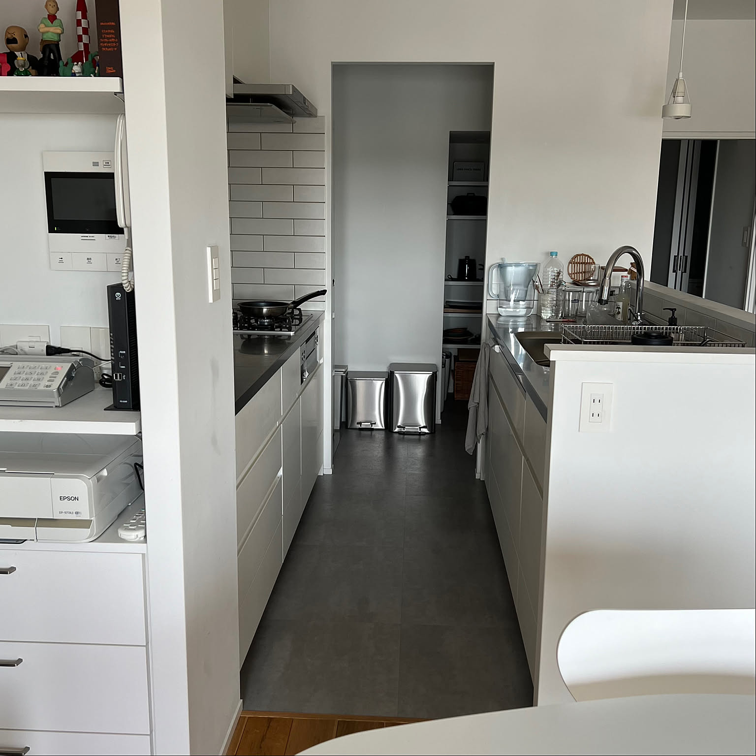 手軽で楽に掃除ができる！キッチンの床をキレイに保つアイデア10選