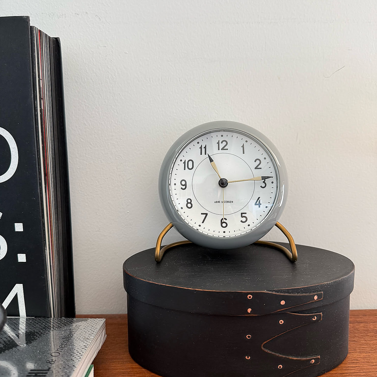 「場所を選ばない名品。置くだけで絵になる、アルネ・ヤコブセンの置時計 」by nn-home さん