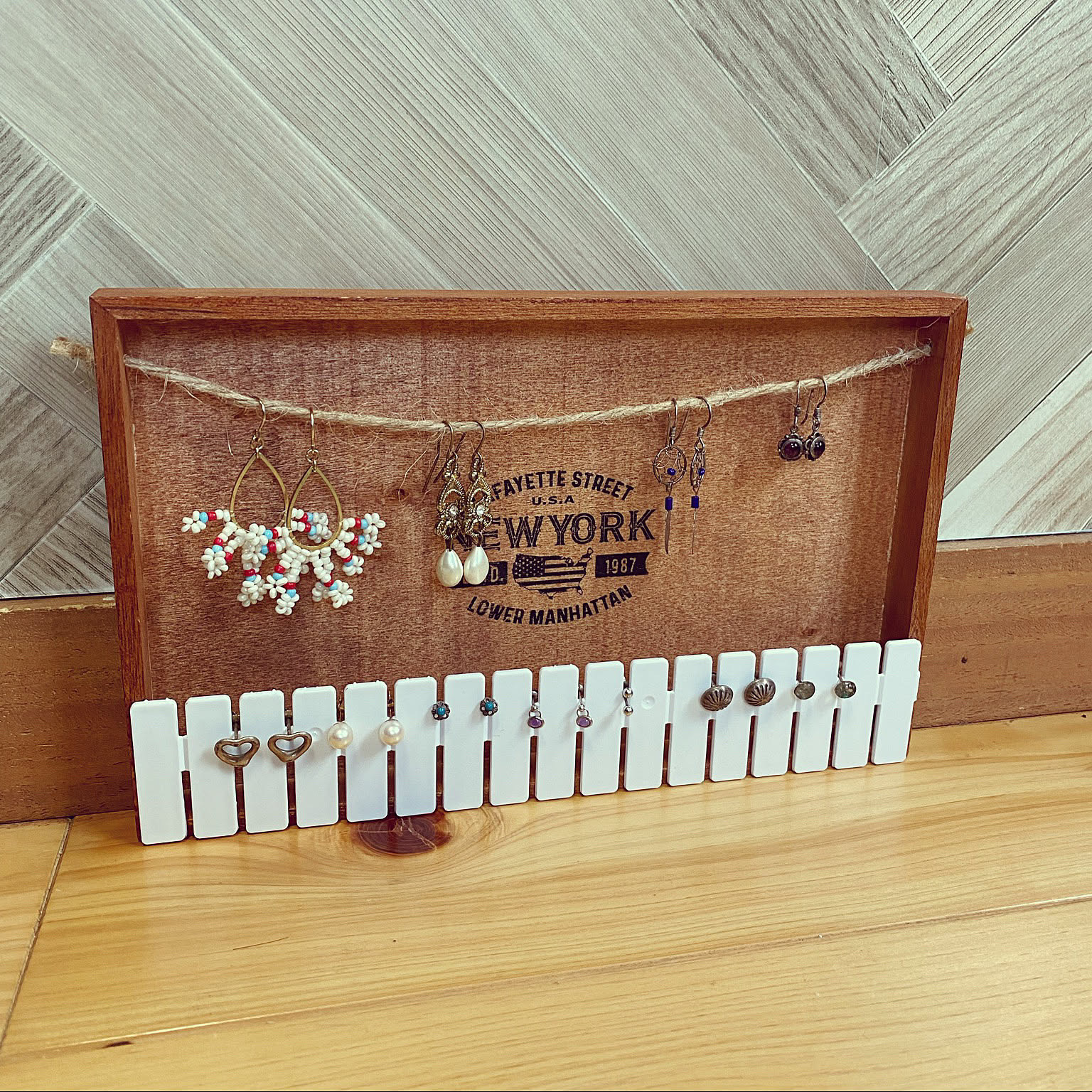 「カフェトレーでDIY！すっきりおしゃれなピアス管理が叶う見せる収納」 by reahさん