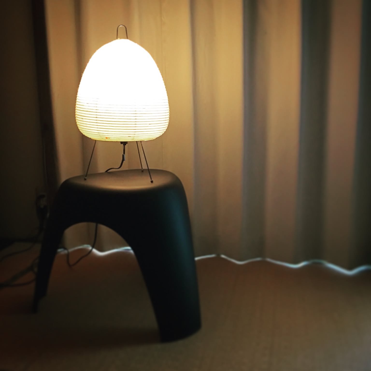 スツールにONしただけ！Ryuflatさんの、様になる照明アレンジ ［連載：○○しただけインテリア］