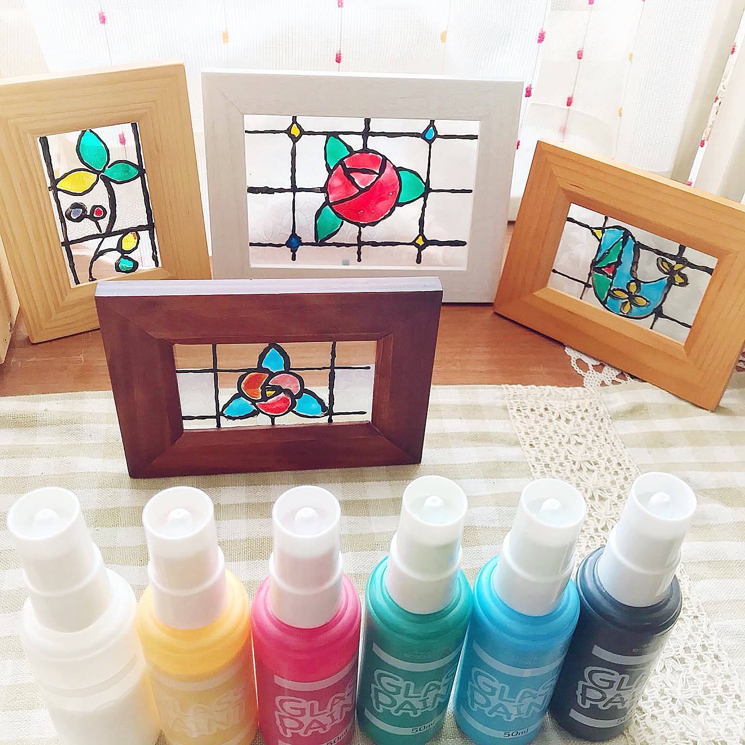 透け感のある美しい色が空間を彩る♪ダイソーのガラス絵の具を使った作品集