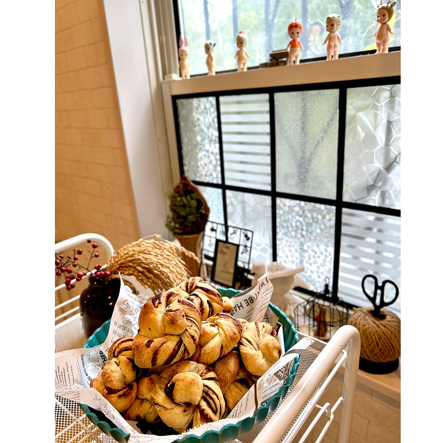 ダイソーのガラスシートで、自宅のガラスを思いどおりの仕様に変える！ユーザーさんのDIYアイデアをご紹介