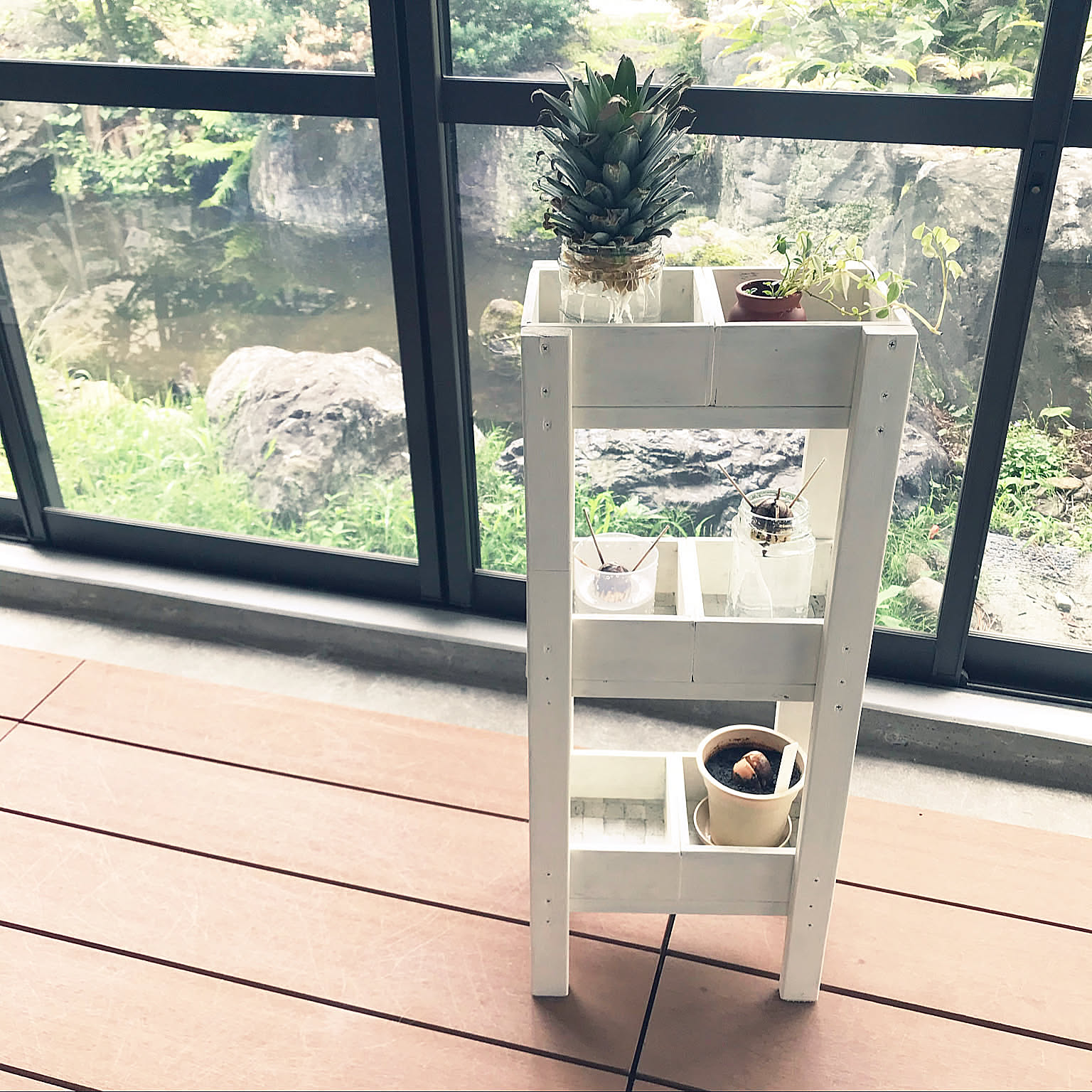 「木箱を使った、ヒョイっと運べる縦長コンパクトな植物棚」 by kabu_さん