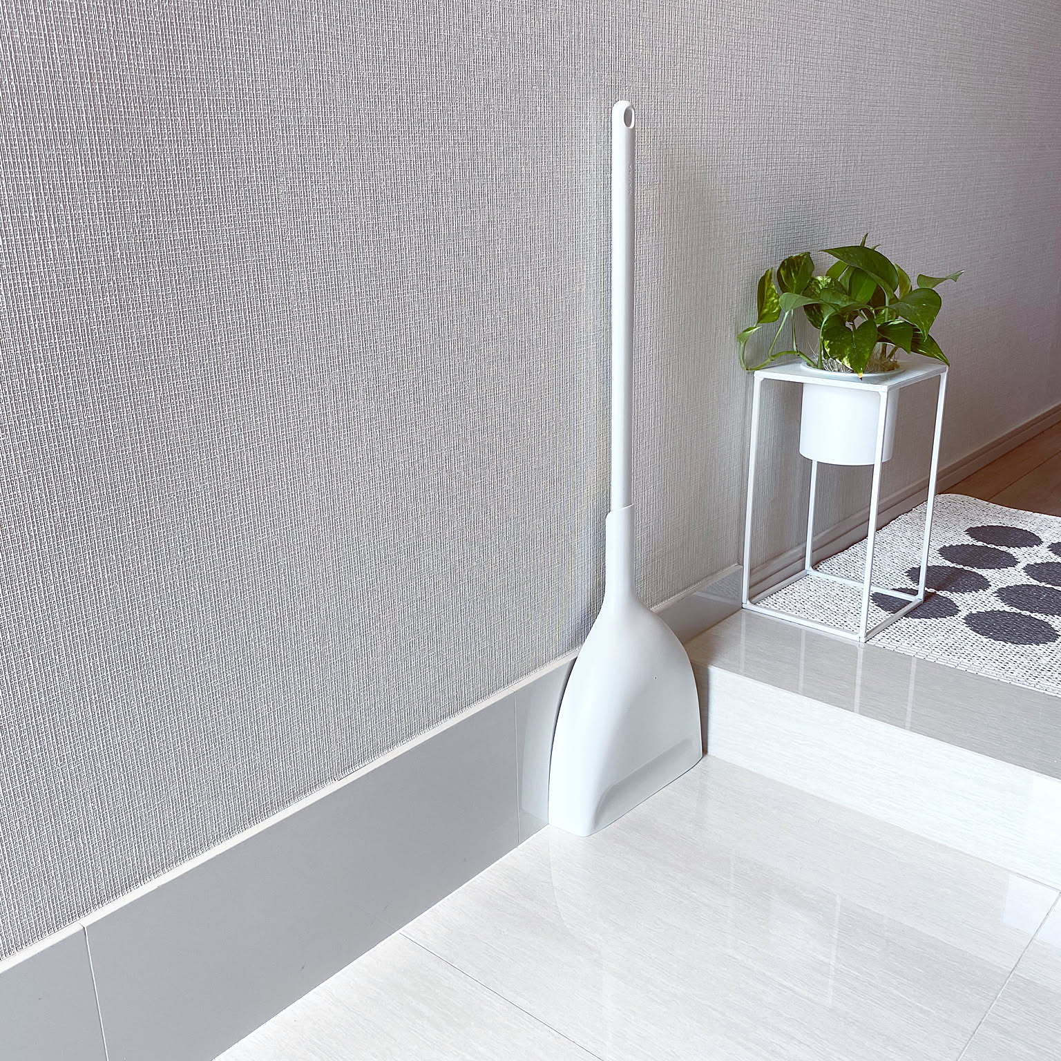 玄関の床をきれいに保つ工夫5選！掃き掃除・拭く習慣・ラクな道具