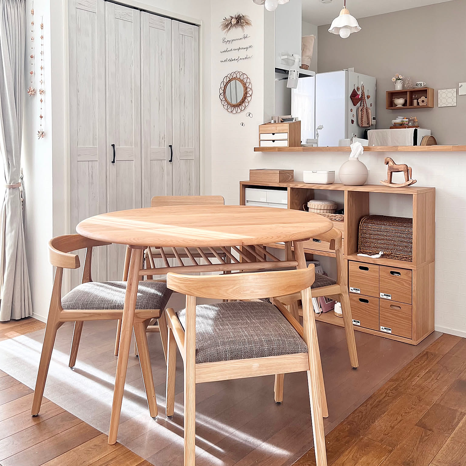 木材の経年変化を楽しめる！シンプルで洗練されたモモナチュラルの家具6選