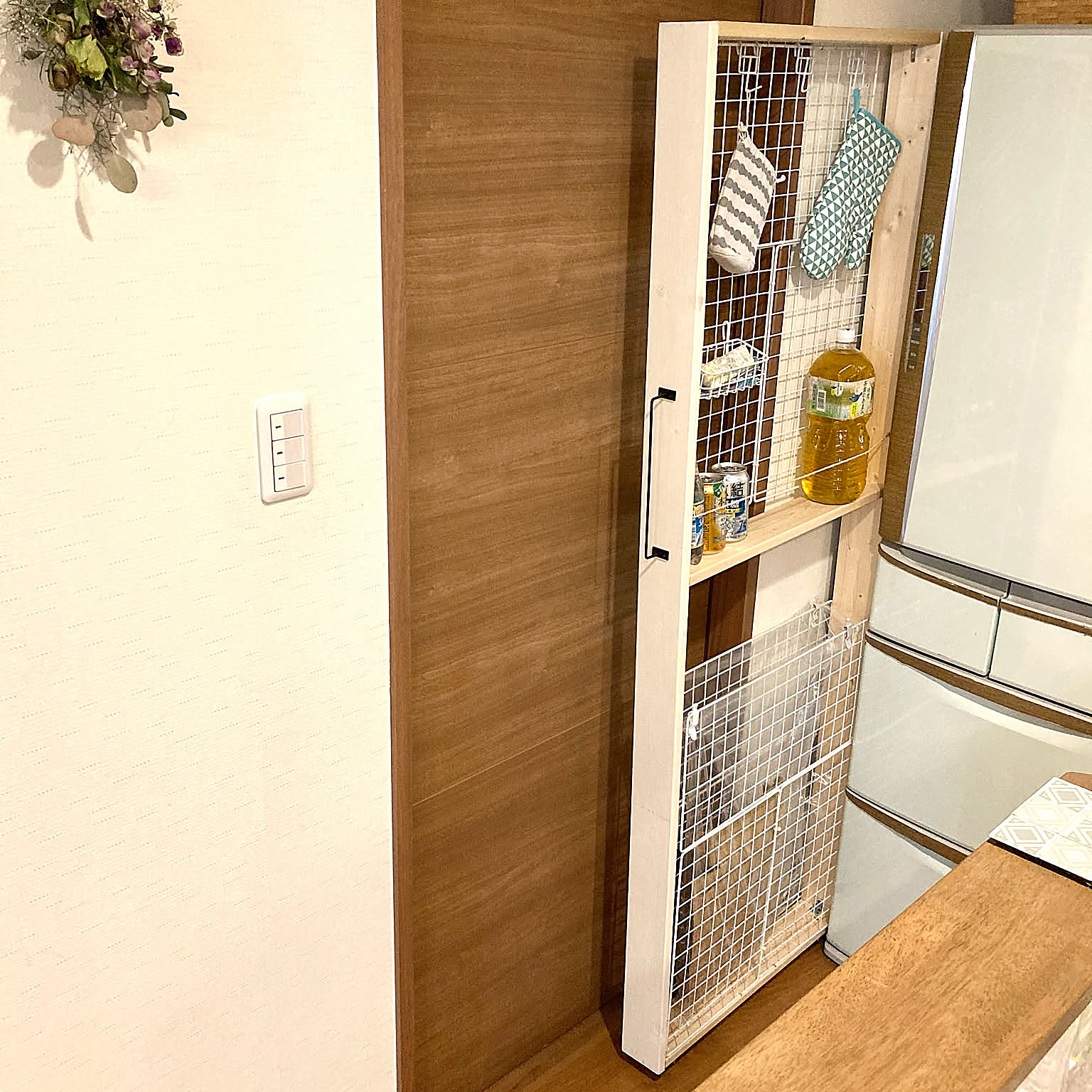 すき間スペースをDIYで便利に活用！冷蔵庫横のDIYアイデア集