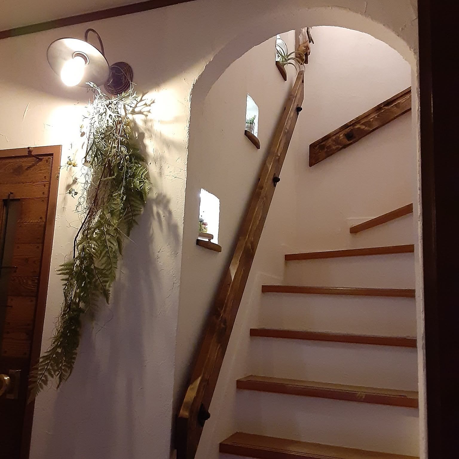 貼るだけリメイクから本格的なDIYまで♪いつもの階段を魅力的に変えるアイデア